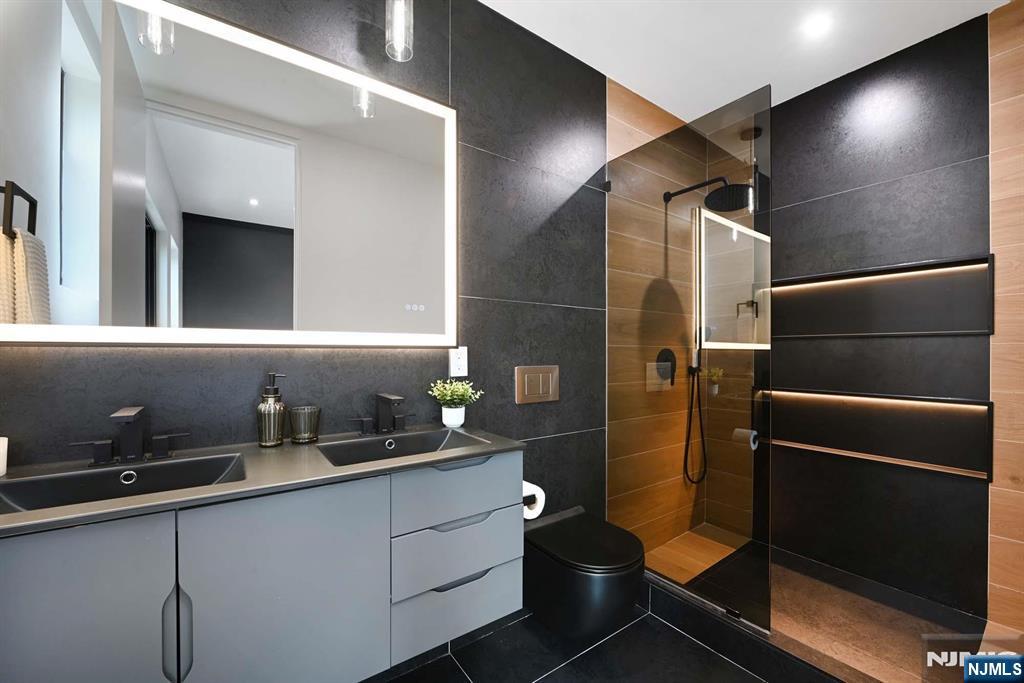 Jersey City, New Jersey, 07305, United States, 3 Bedrooms Bedrooms, ,2 BathroomsBathrooms,Residential,For Sale,1907522
