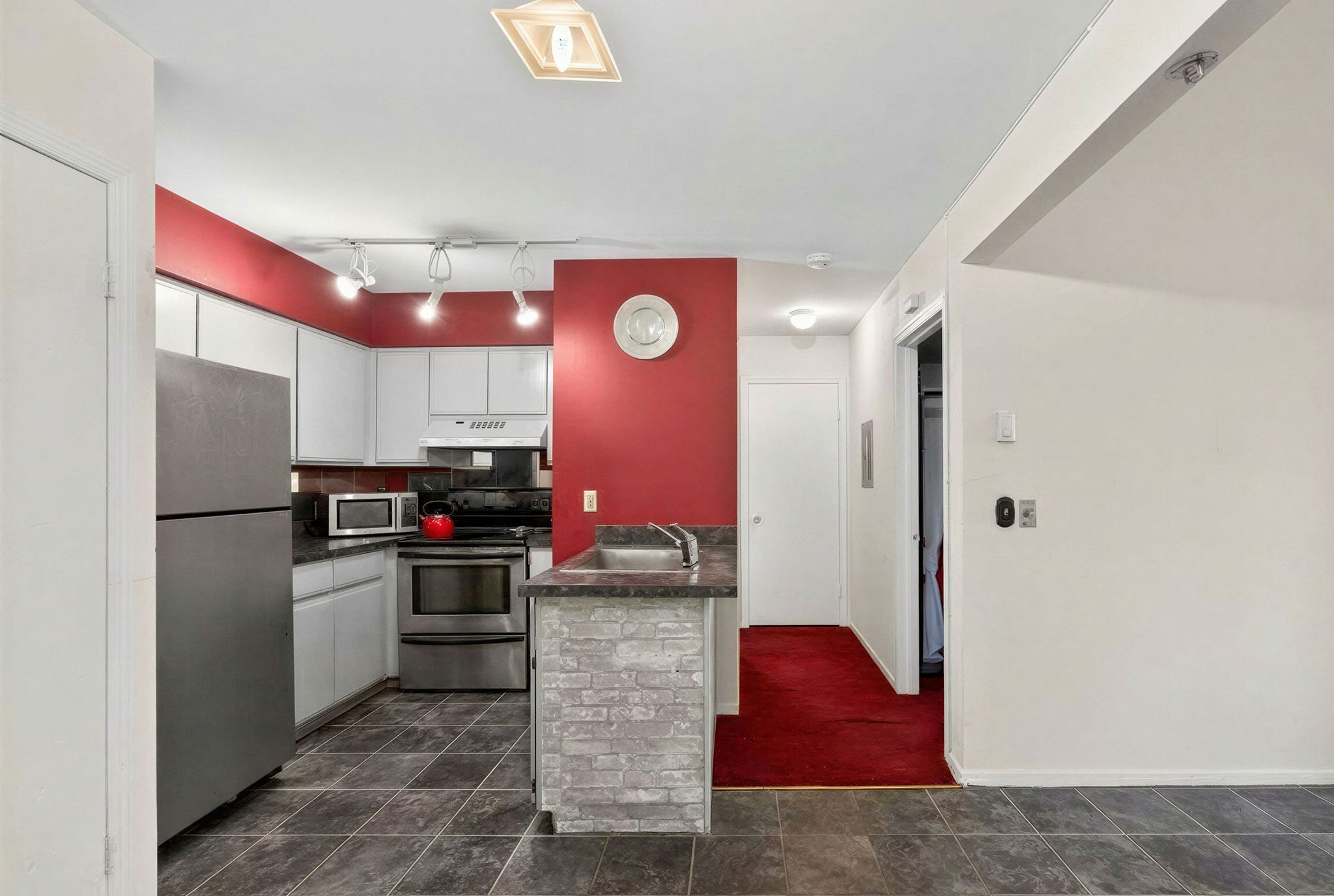  ?Village Green? Second Floor Condominium - 物件實景