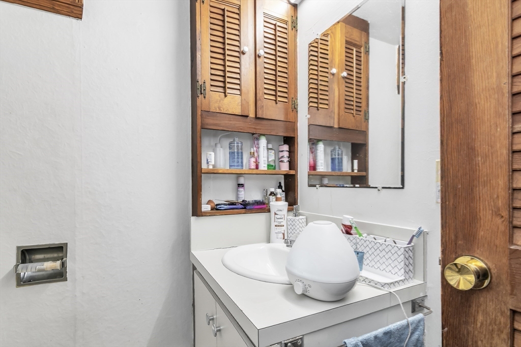 Haverhill, Massachusetts, 01830, United States, 5 Bedrooms Bedrooms, ,3 BathroomsBathrooms,Residential,For Sale,1990407