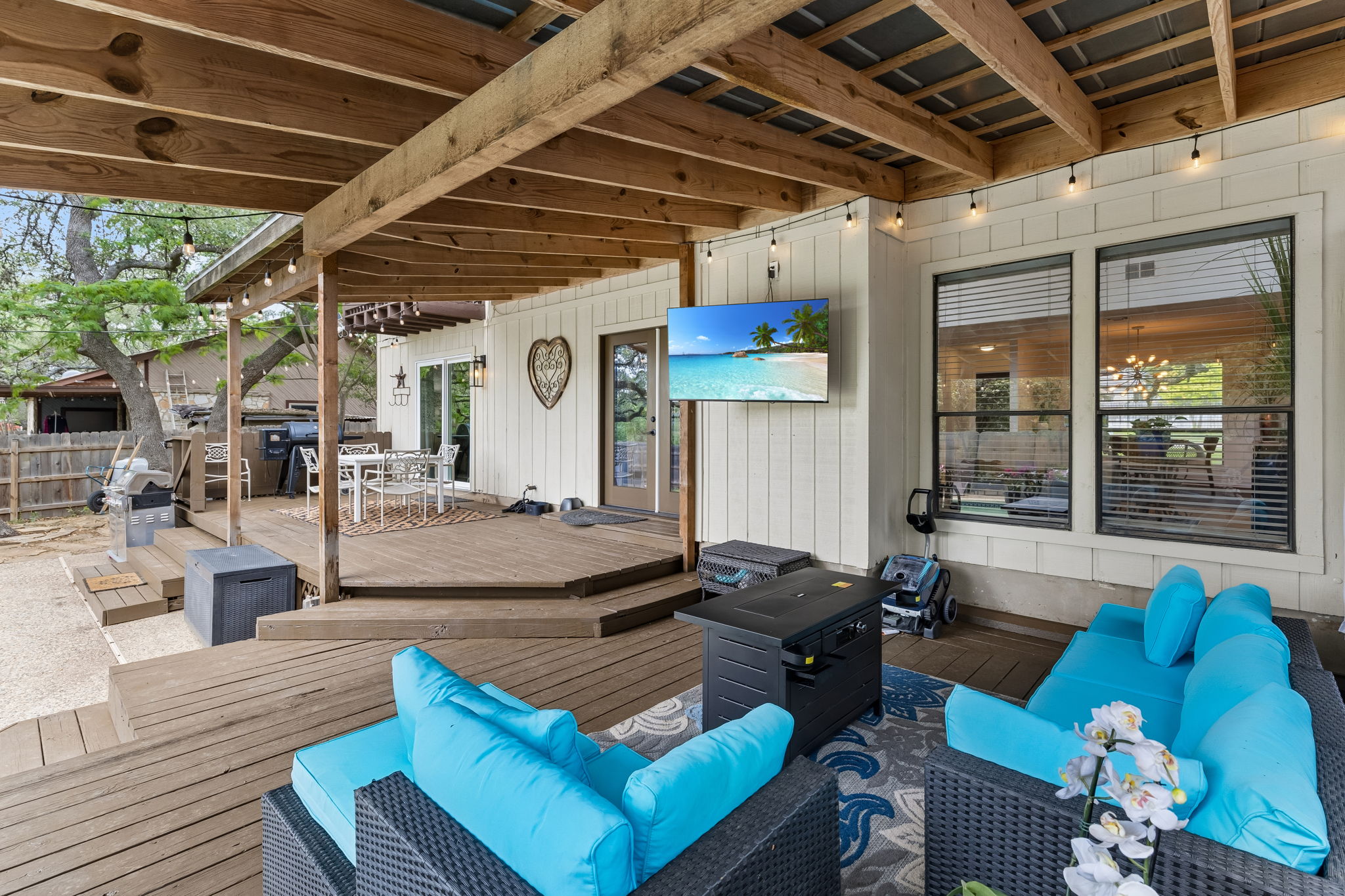  Oak-Canopied Retreat with Pool and Media Room - 物件實景