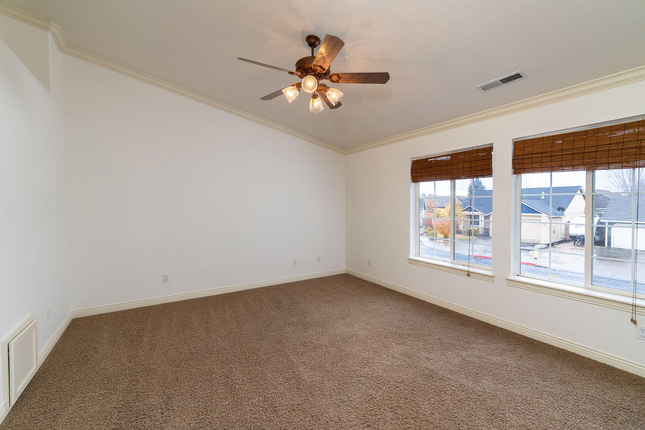 Redmond, Oregon, 97756, United States, 3 Bedrooms Bedrooms, ,3 BathroomsBathrooms,Residential,For Sale,1989039