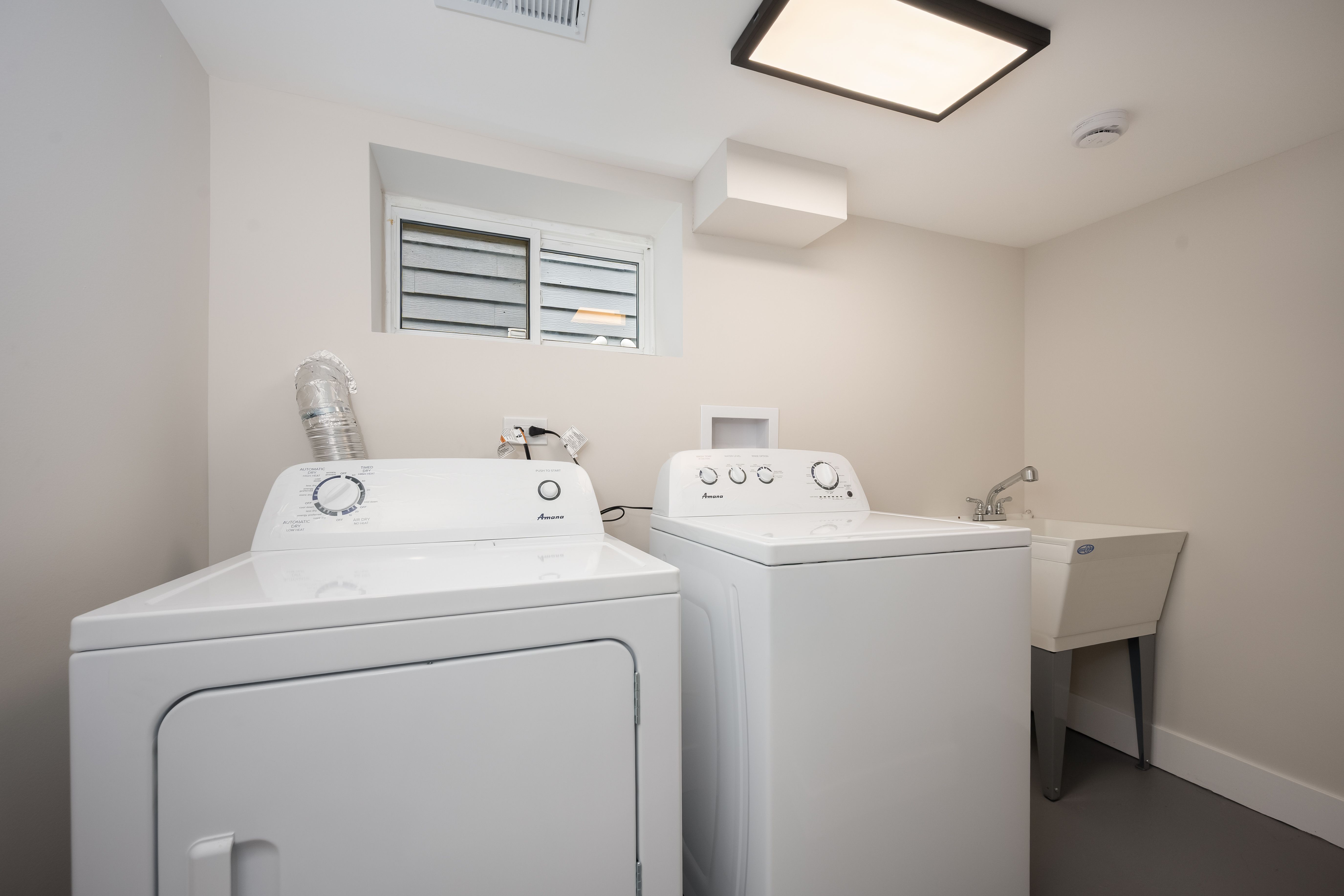  Updated Home Offering a Bright, Modern Interior With Comfortable Living Spaces - 物件實景
