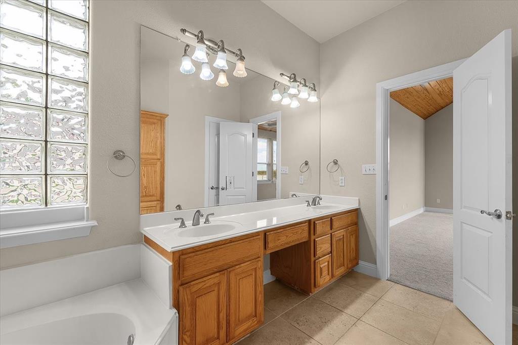 Weatherford, Texas, 76087, United States, 4 Bedrooms Bedrooms, ,4 BathroomsBathrooms,Residential,For Sale,2040291