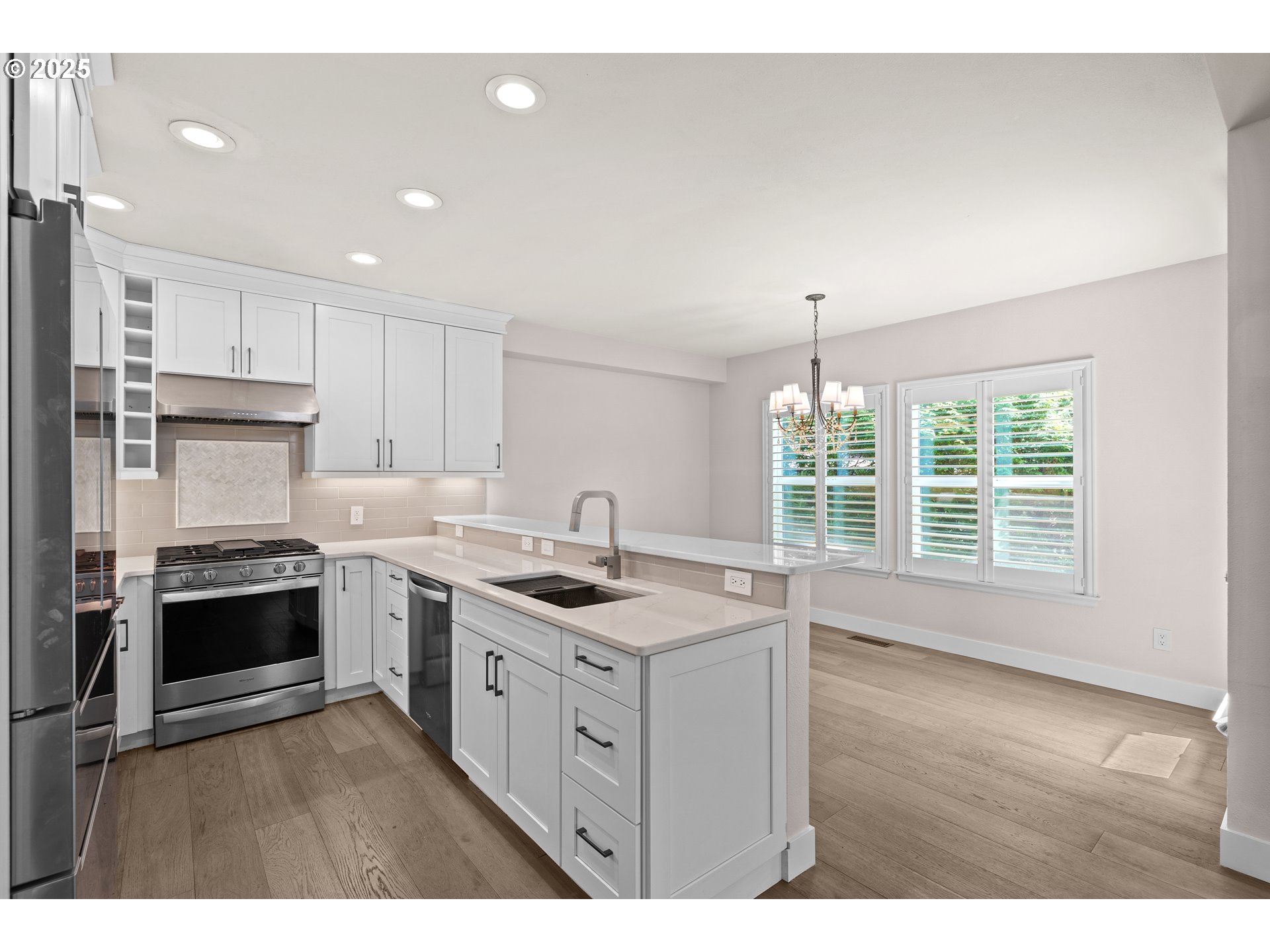 Lake Oswego, Oregon, 97035, United States, 2 Bedrooms Bedrooms, ,2 BathroomsBathrooms,Residential,For Sale,1889875
