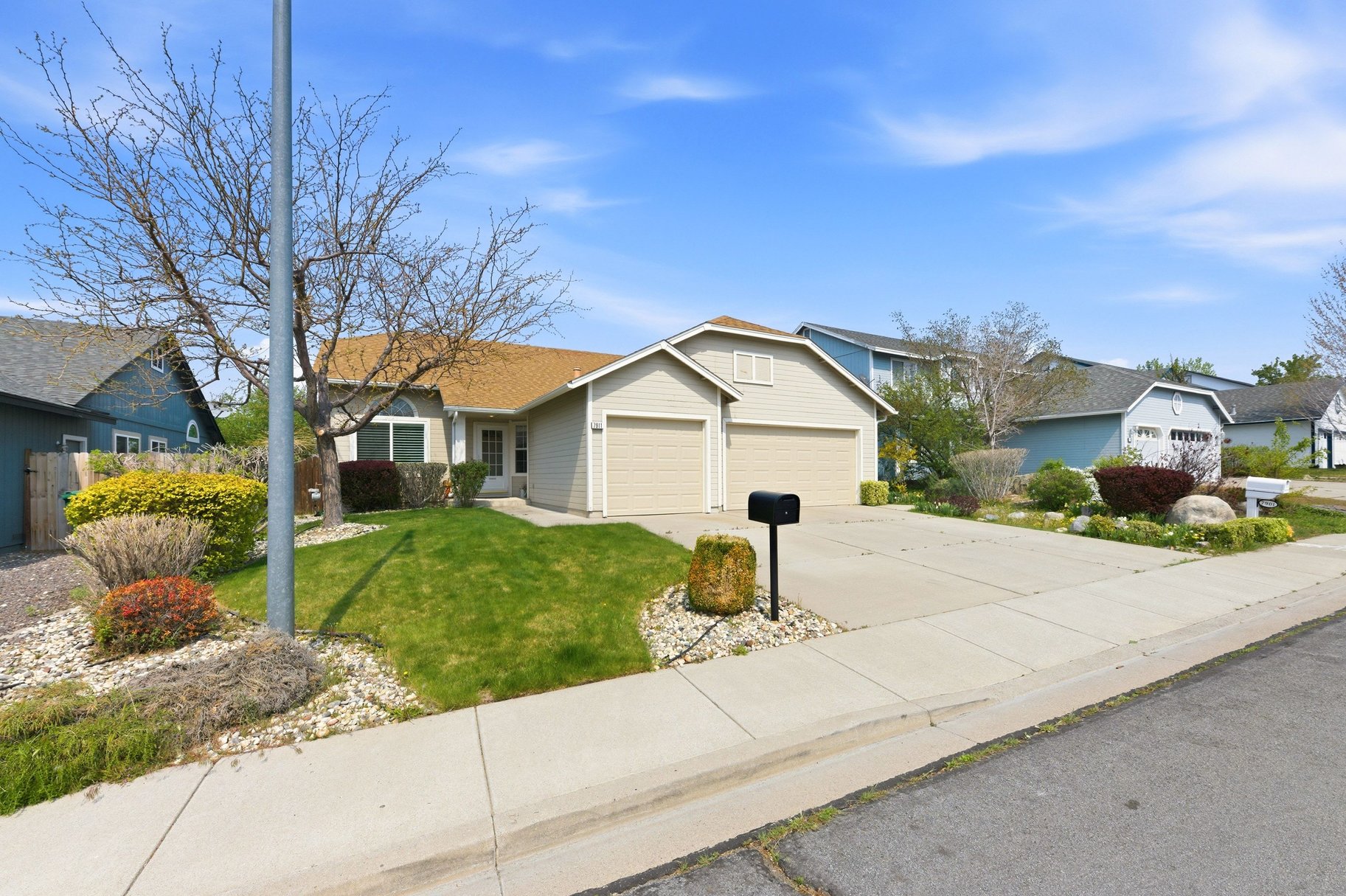  Turnkey Living with High Ceilings & Upgrades Throughout - 物件實景