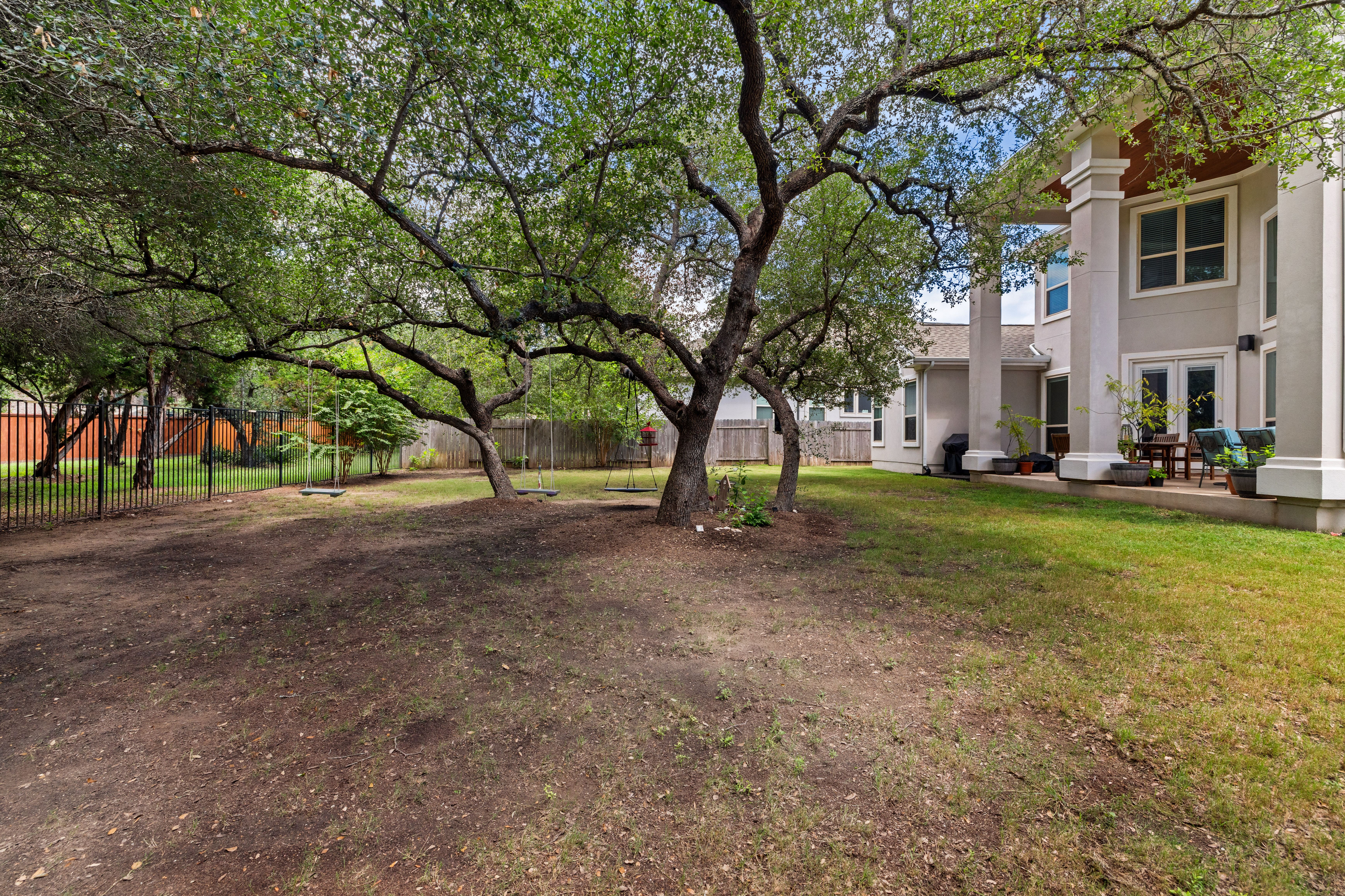  Private Greenbelt Retreat with Dual Main-Floor Suites - 物件實景