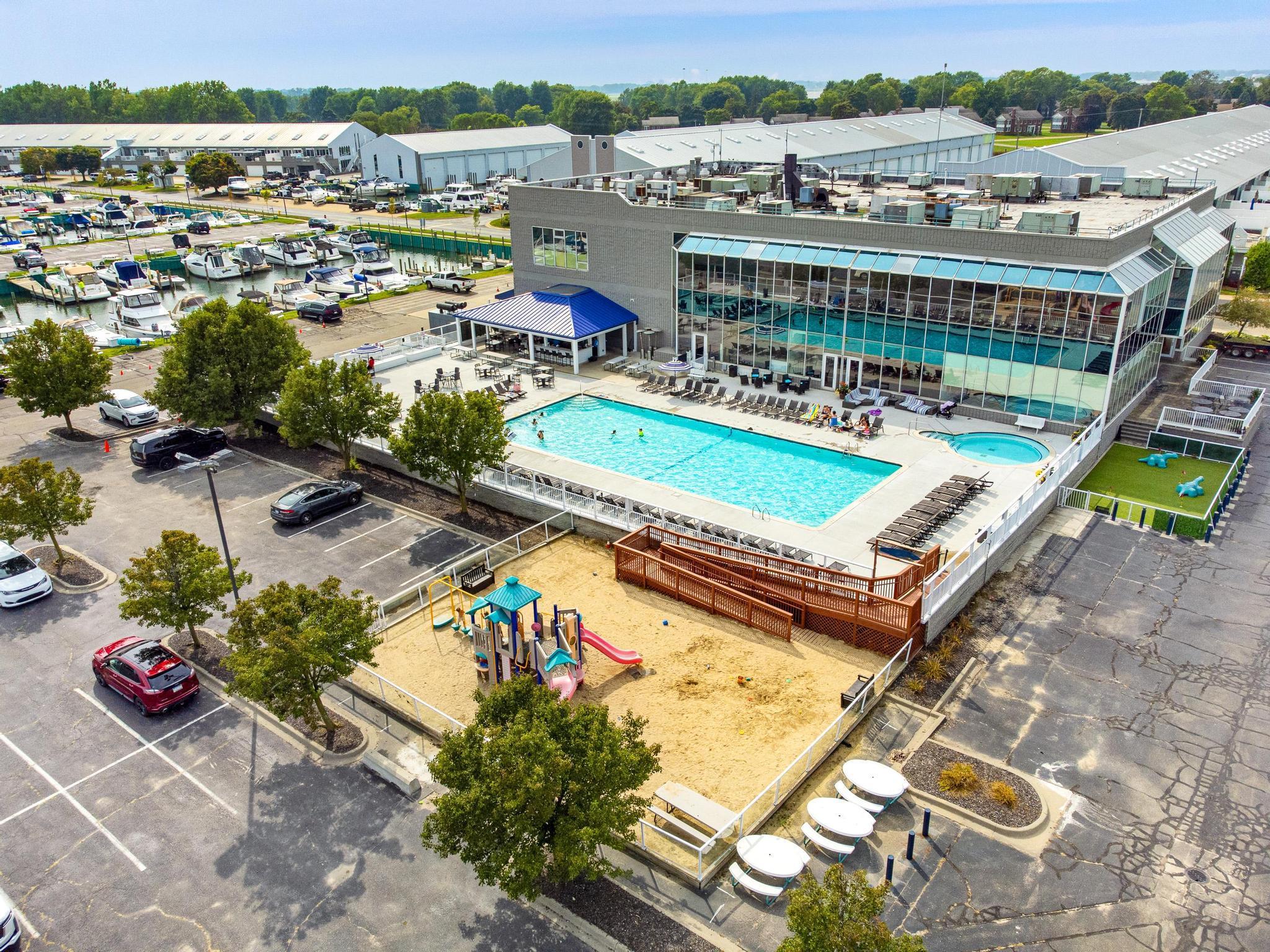 Harrison Twp, Michigan, 48045, United States, 2 Bedrooms Bedrooms, ,3 BathroomsBathrooms,Residential,For Sale,1979598