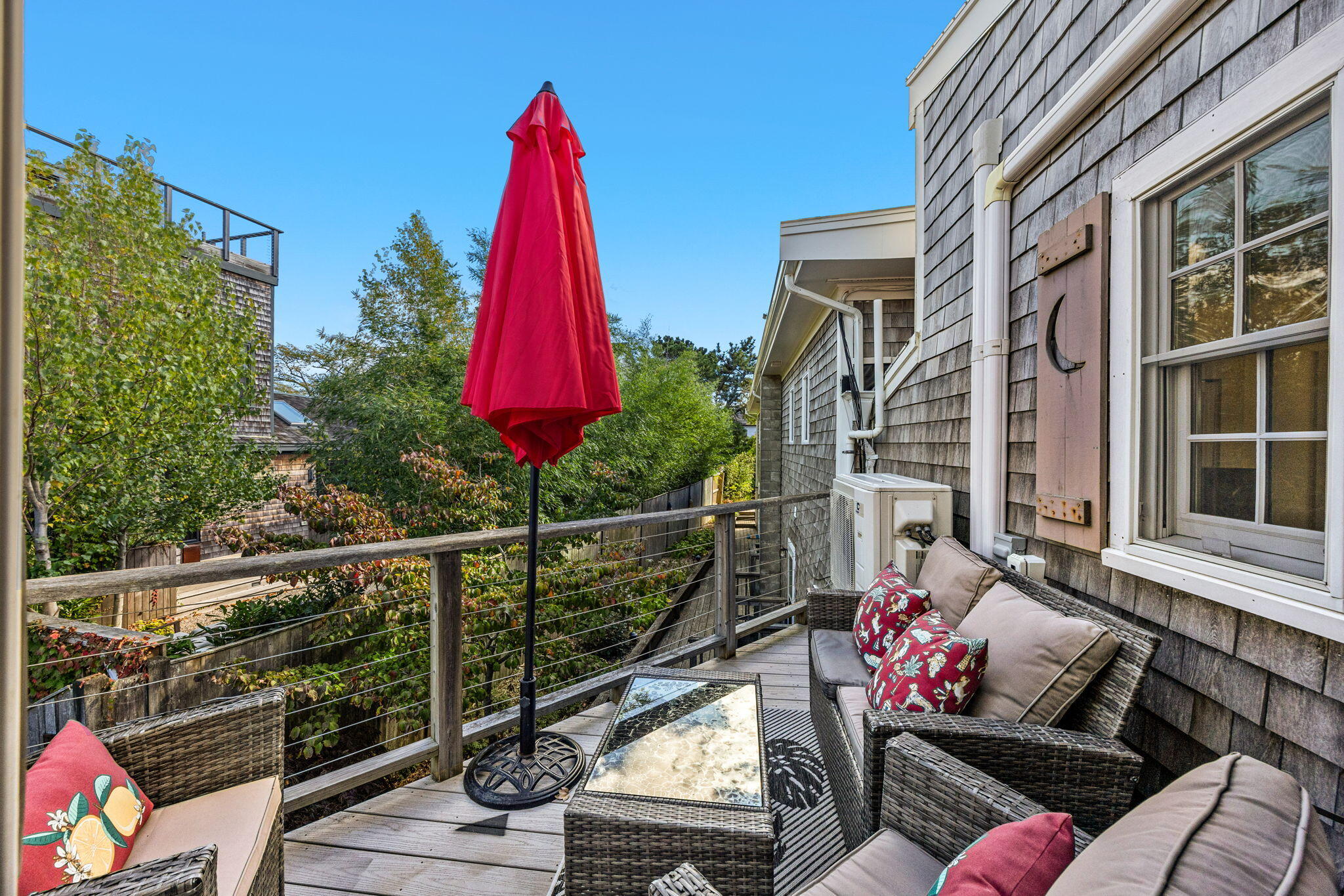  Soaring Ceilings, Two Private Decks & a Fresh Take on East End Living - 物件實景