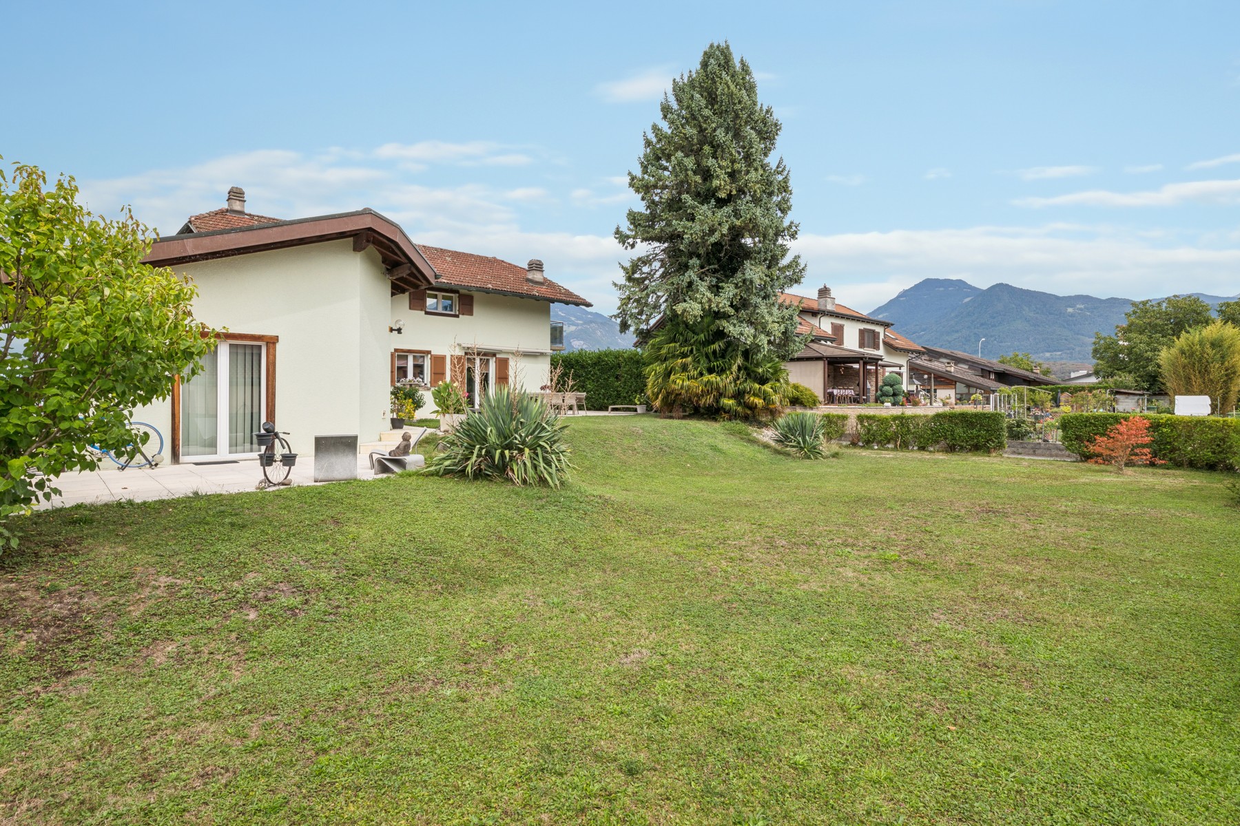  A family home nestled in the heart of a lush, green setting - 物件實景