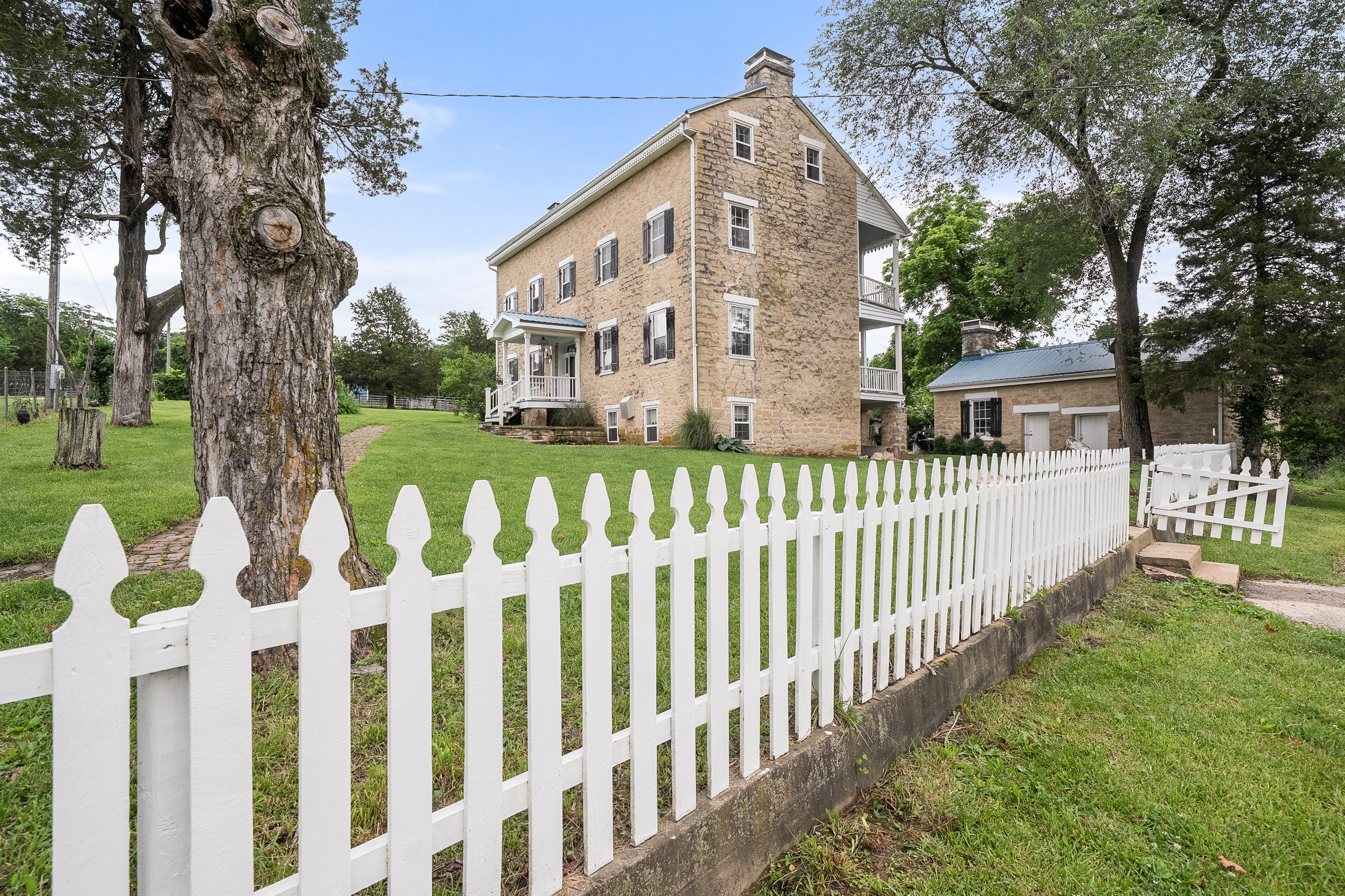  Built In 1851, 4-Story Limestone Federal-Style Home On Over 17 Acres - 物件實景