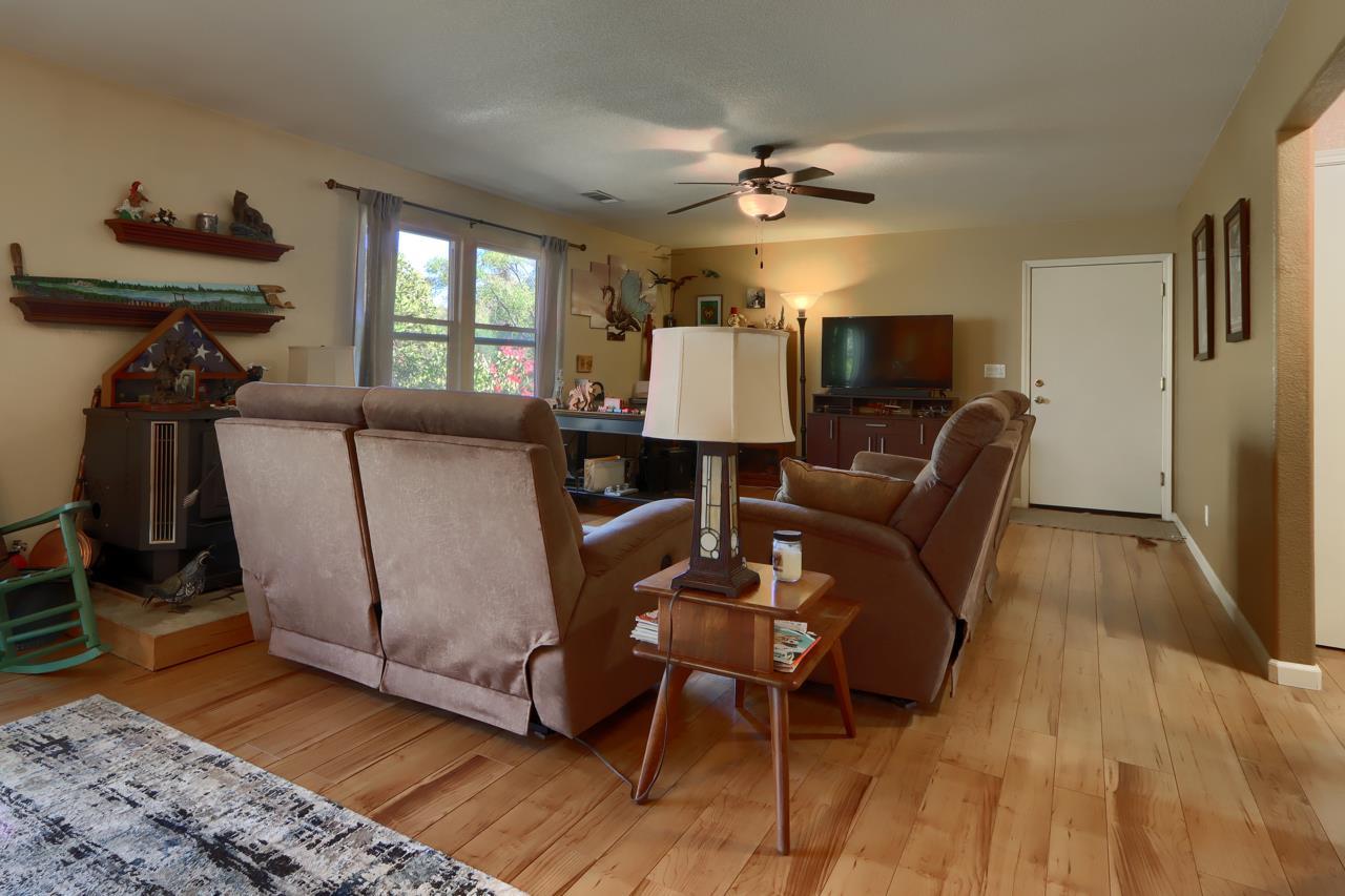 Mariposa, California, 95338, United States, 3 Bedrooms Bedrooms, ,2 BathroomsBathrooms,Residential,For Sale,1974178