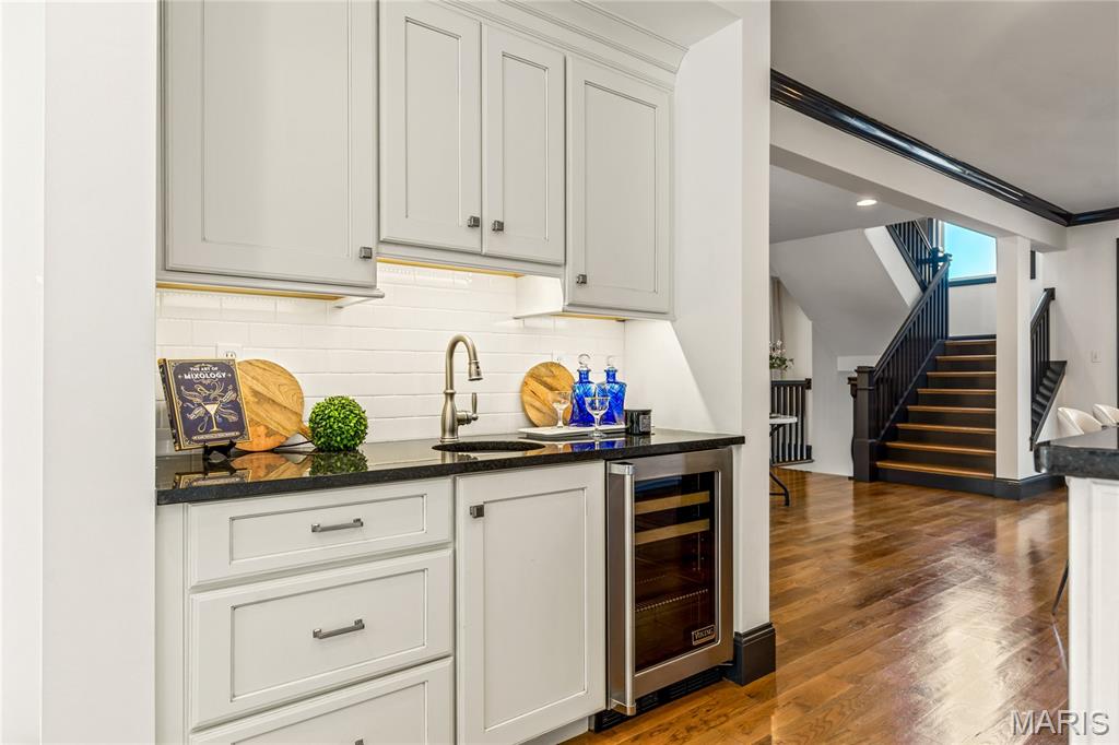 University City, Missouri, 63105, United States, 4 Bedrooms Bedrooms, ,5 BathroomsBathrooms,Residential,For Sale,1989585