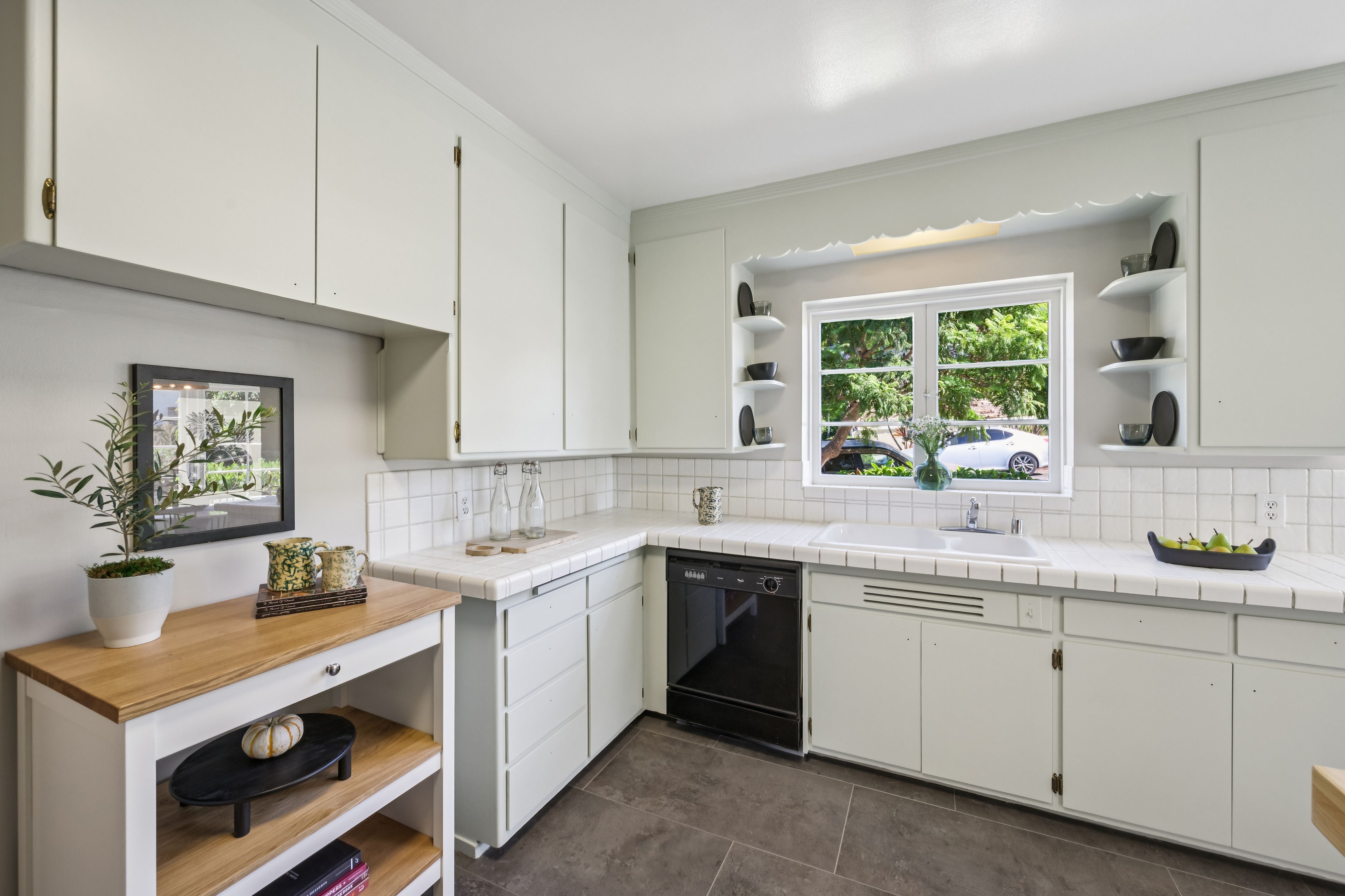  Spacious Corner-Lot Residence Offering Flexible Living Near Lake Merritt - 物件實景