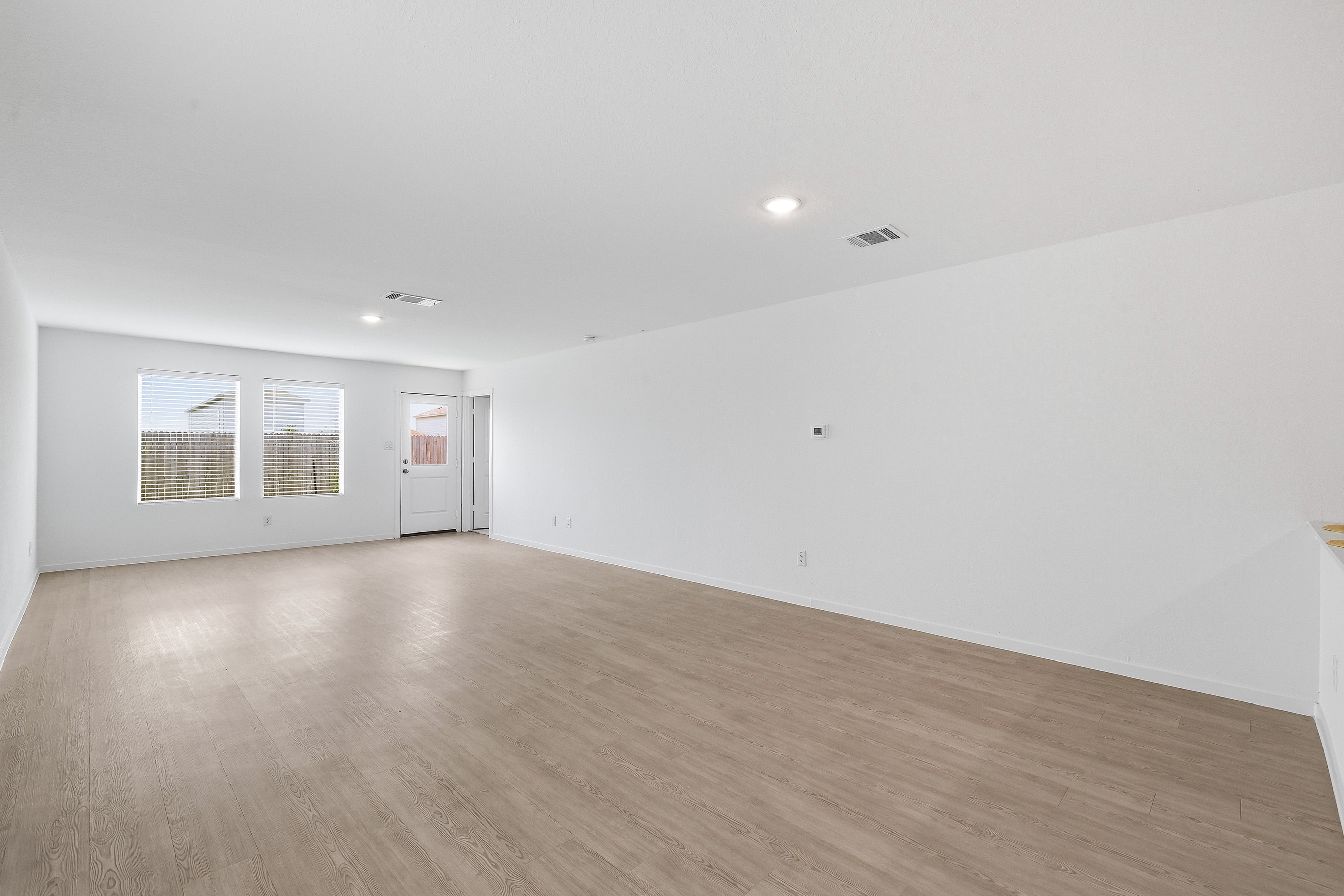  Like-New Home with Upgrades Included - 物件實景