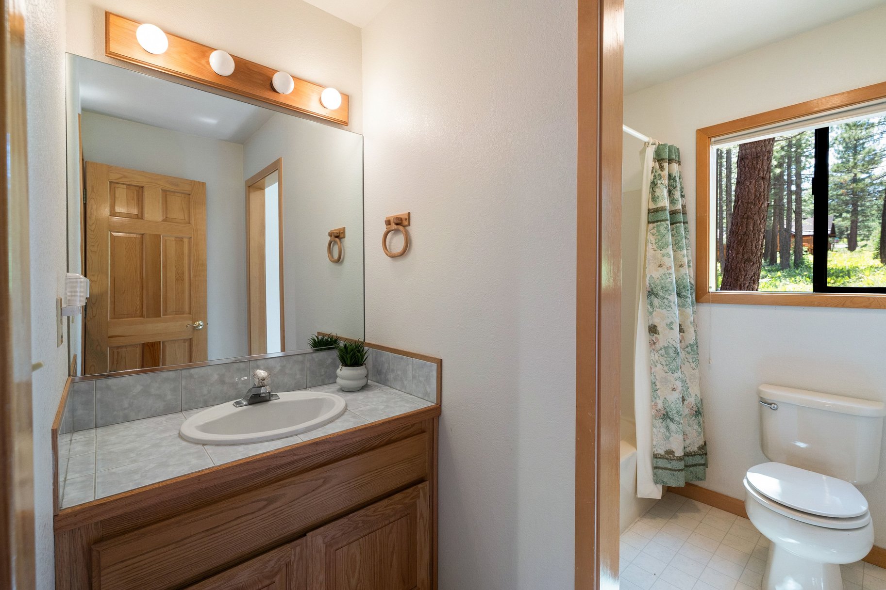  Sunlit Tahoe Donner Home with Spacious Rooms - 物件實景