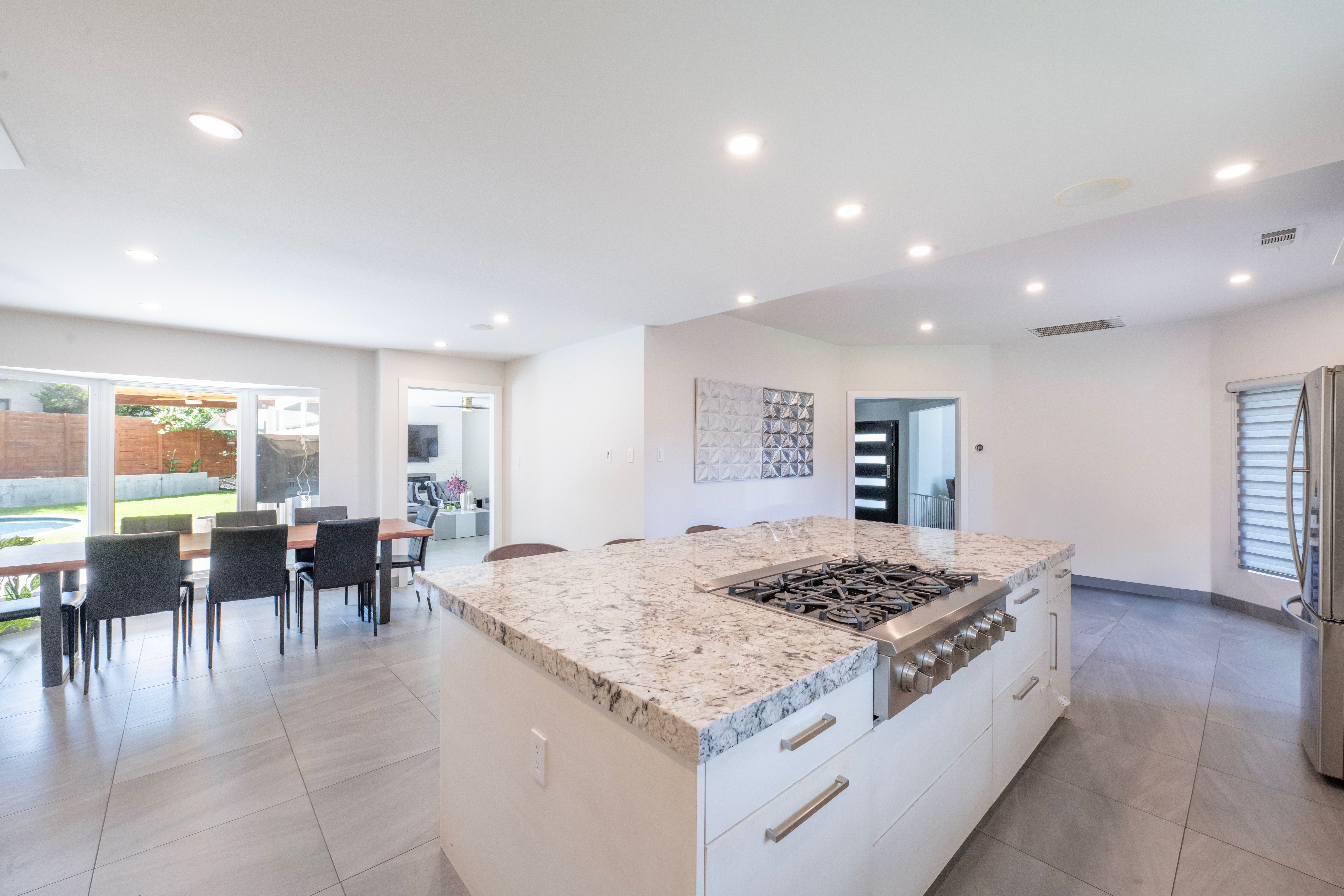 Desirable Corner Lot Home with Back Yard Oasis - 物件實景