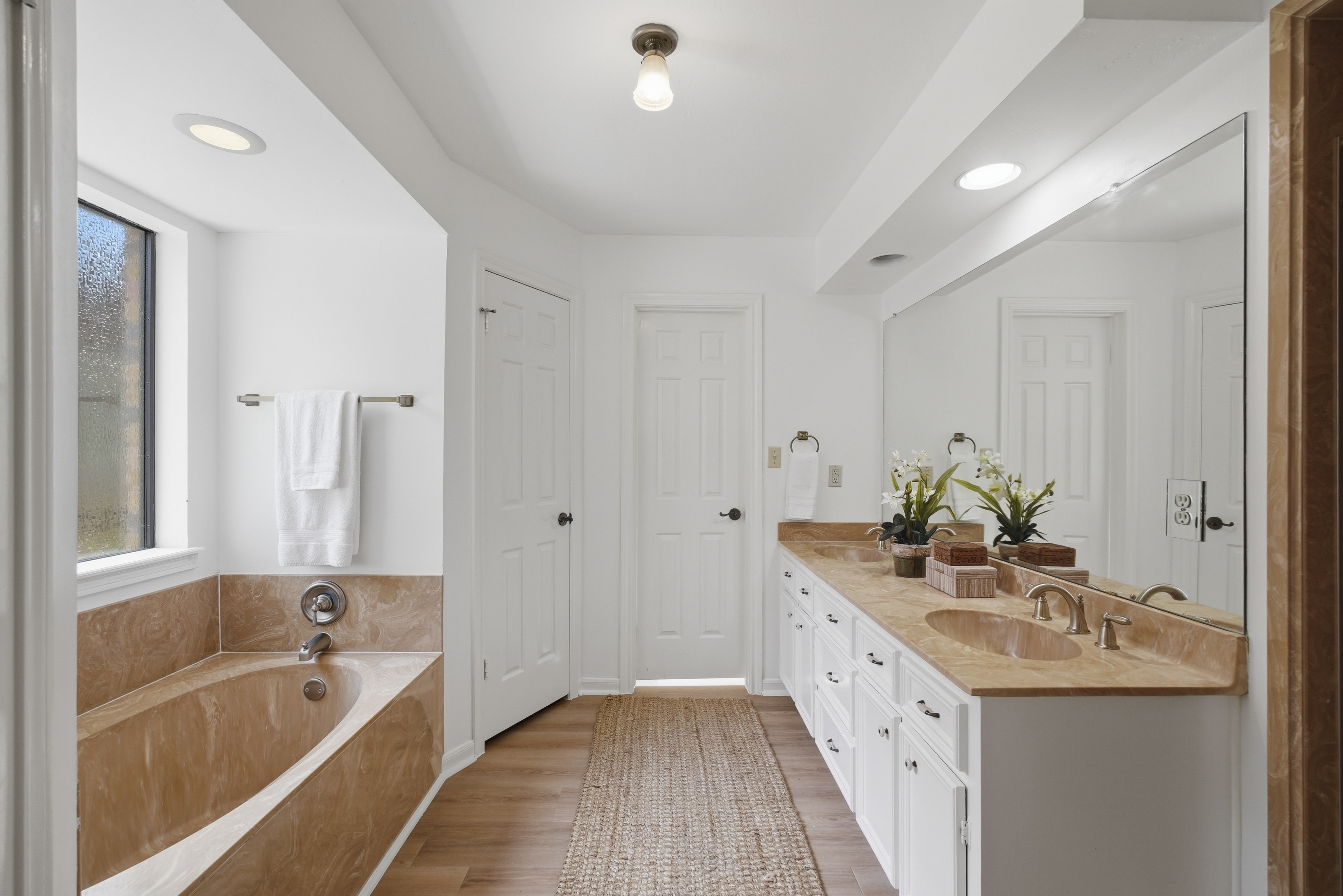  Custom Home with Private Backyard Oasis - 物件實景