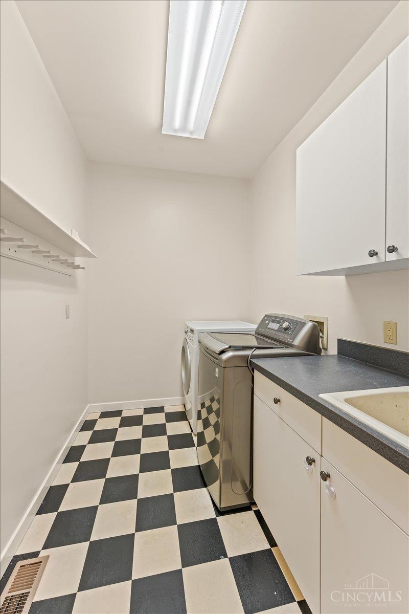 Cincinnati, Ohio, 45226, United States, 4 Bedrooms Bedrooms, ,4 BathroomsBathrooms,Residential,For Sale,1912021