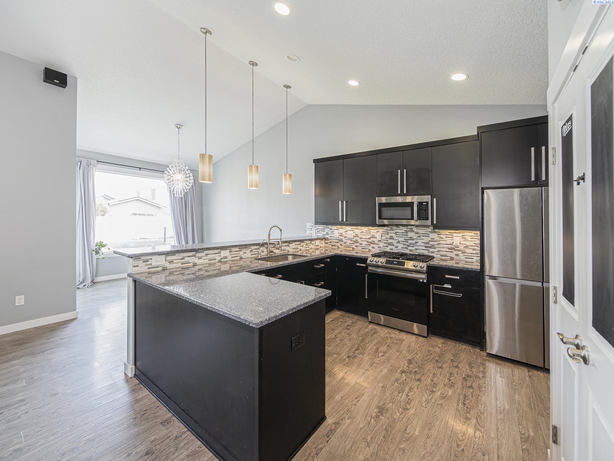 Pasco, Washington, 99301, United States, 4 Bedrooms Bedrooms, ,3 BathroomsBathrooms,Residential,For Sale,1933417