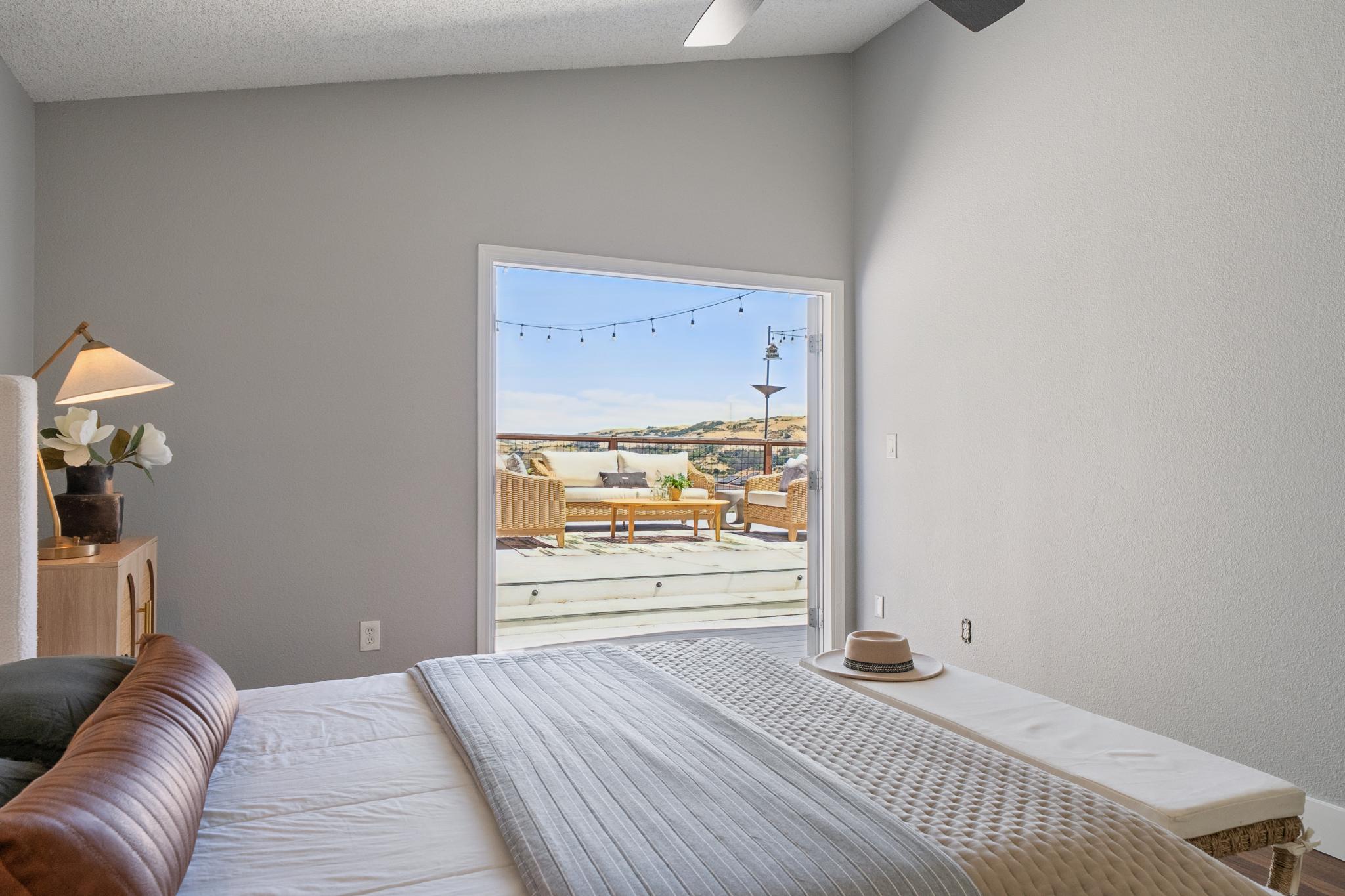  Beautifully Updated Home with Stunning Water Views - 物件實景