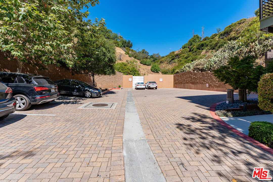Los Angeles, California, 90068, United States, 3 Bedrooms Bedrooms, ,4 BathroomsBathrooms,Residential,For Sale,1891142