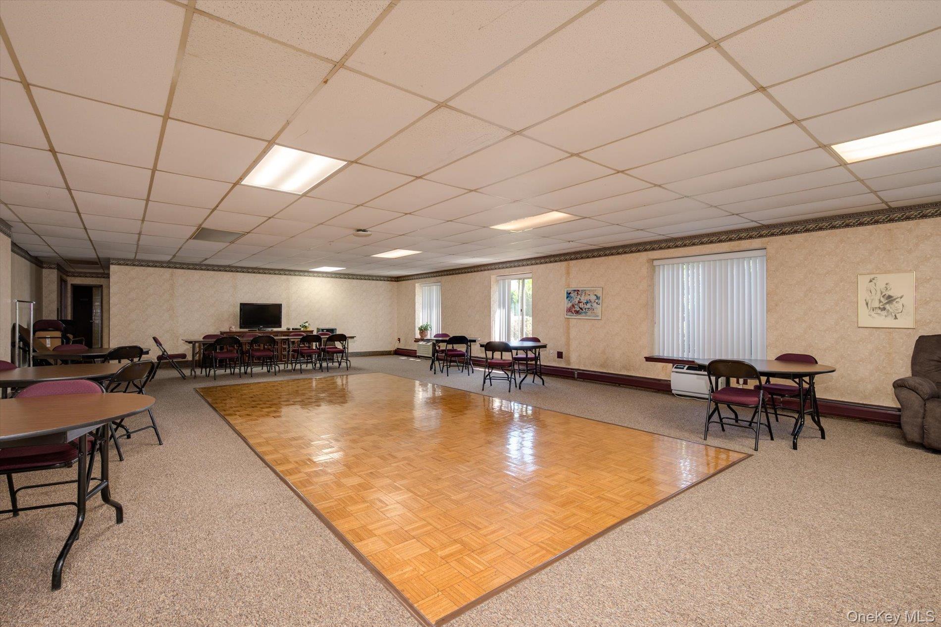  135 Post Avenue, Westbury, NY, 11590 - 物件實景