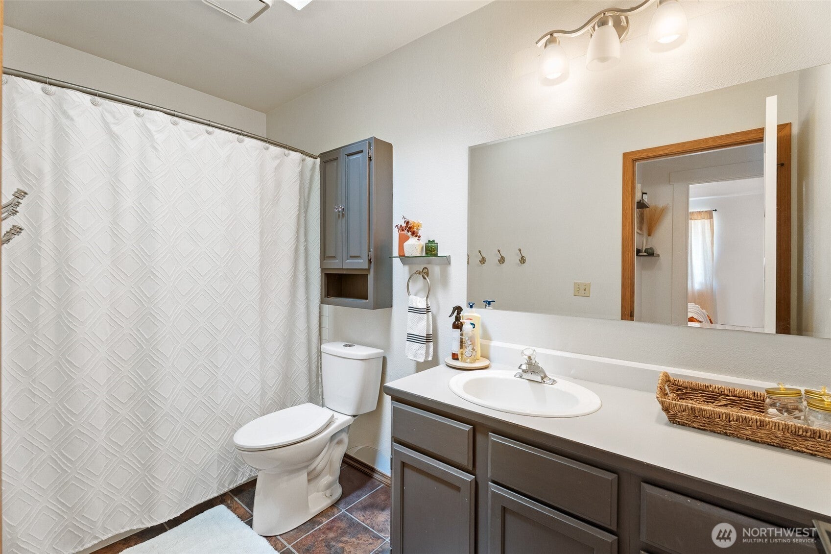 Wenatchee, Washington, 98801, United States, 3 Bedrooms Bedrooms, ,2 BathroomsBathrooms,Residential,For Sale,1939564