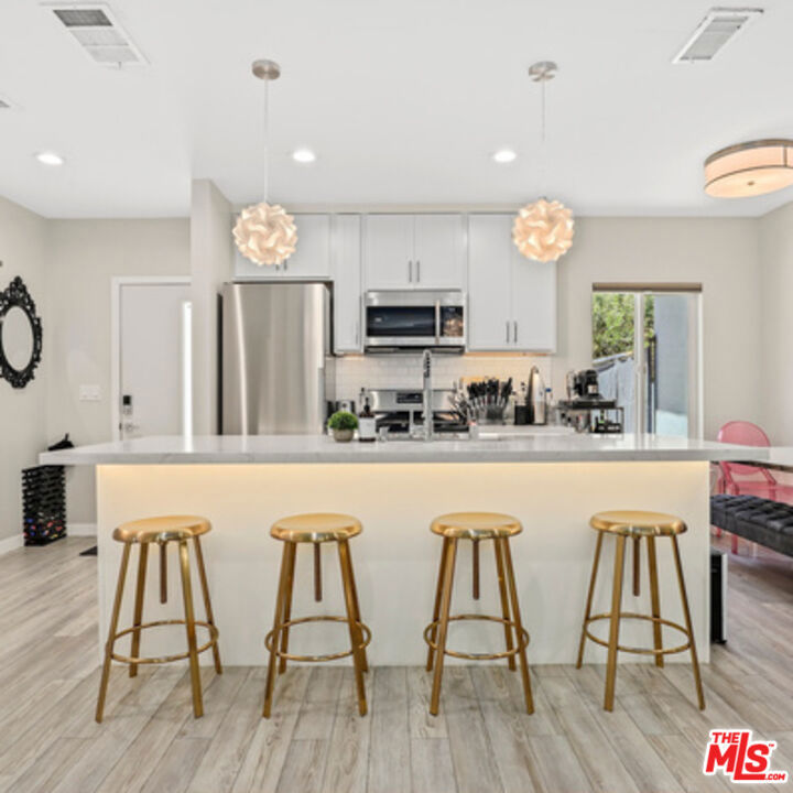 Los Angeles, California, 90048, United States, 3 Bedrooms Bedrooms, ,2 BathroomsBathrooms,Residential,For Sale,1919092