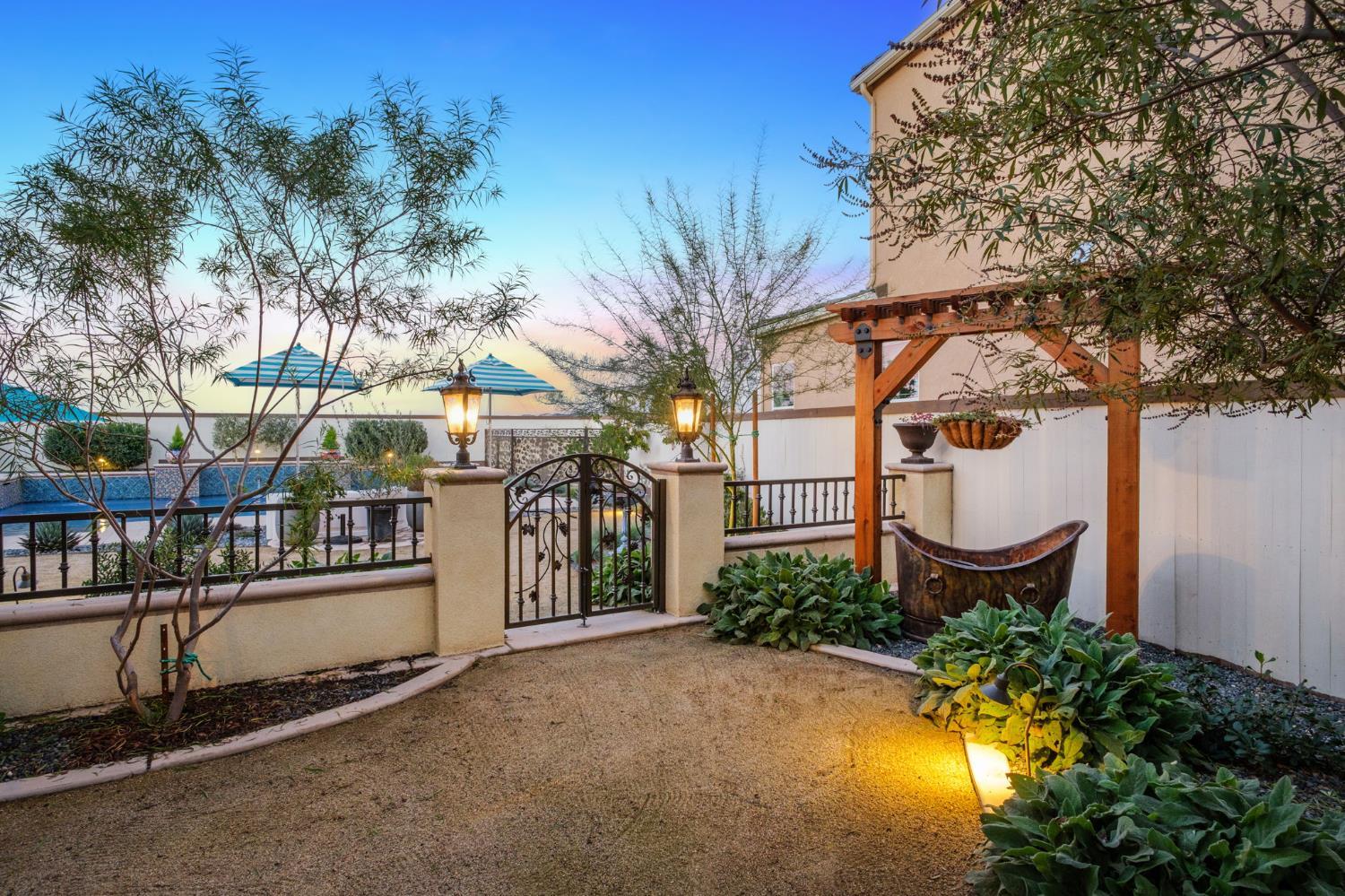 Clovis, California, 93619, United States, 6 Bedrooms Bedrooms, ,4 BathroomsBathrooms,Residential,For Sale,2005151