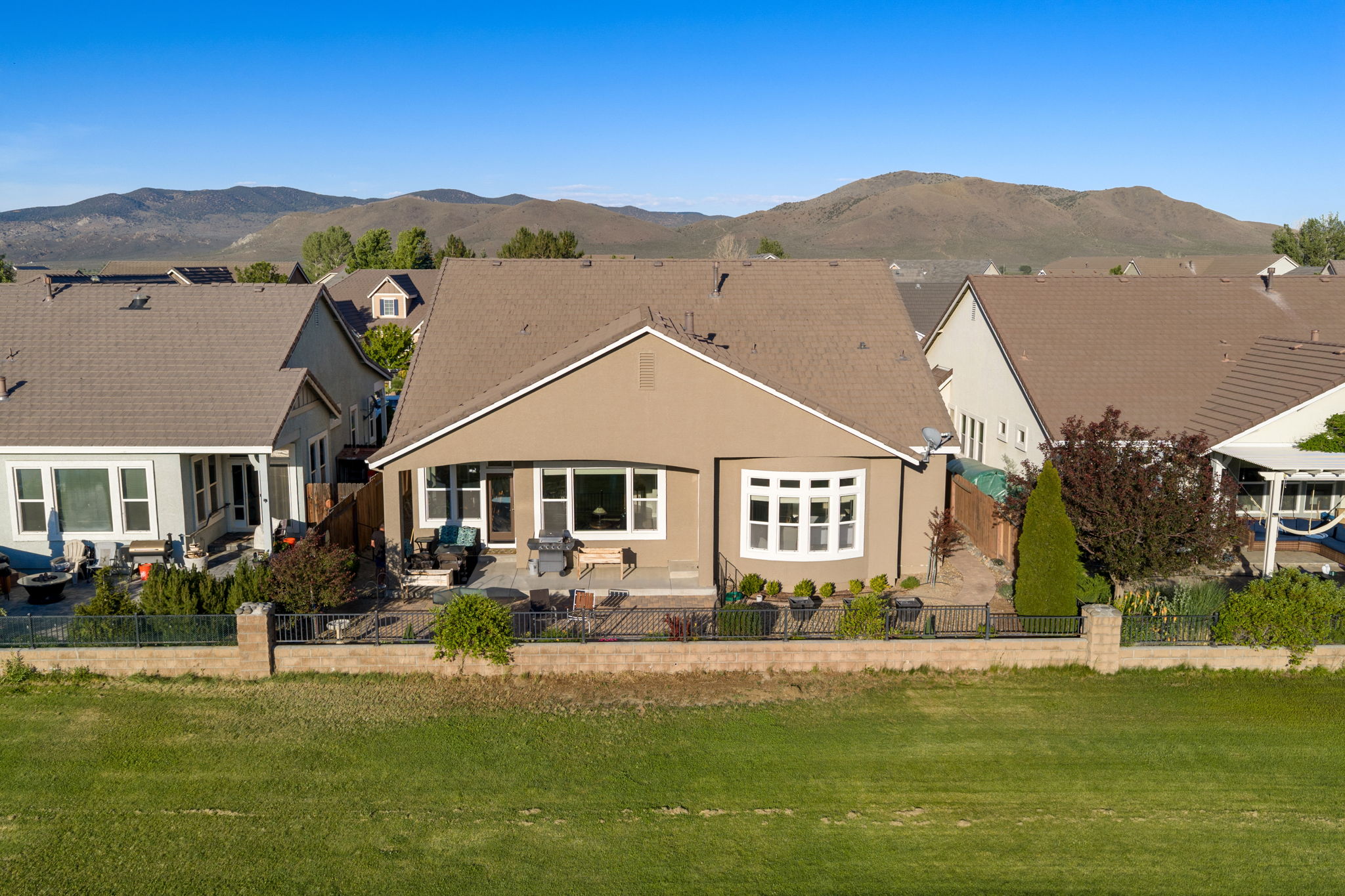  Refined Minden Living with Designer Touches and Captivating Mountain Views - 物件實景