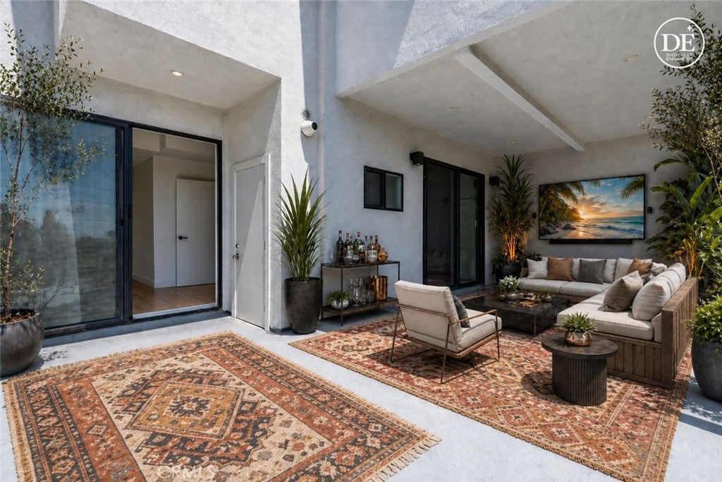 Los Angeles, California, 90026, United States, 3 Bedrooms Bedrooms, ,3 BathroomsBathrooms,Residential,For Sale,2040184