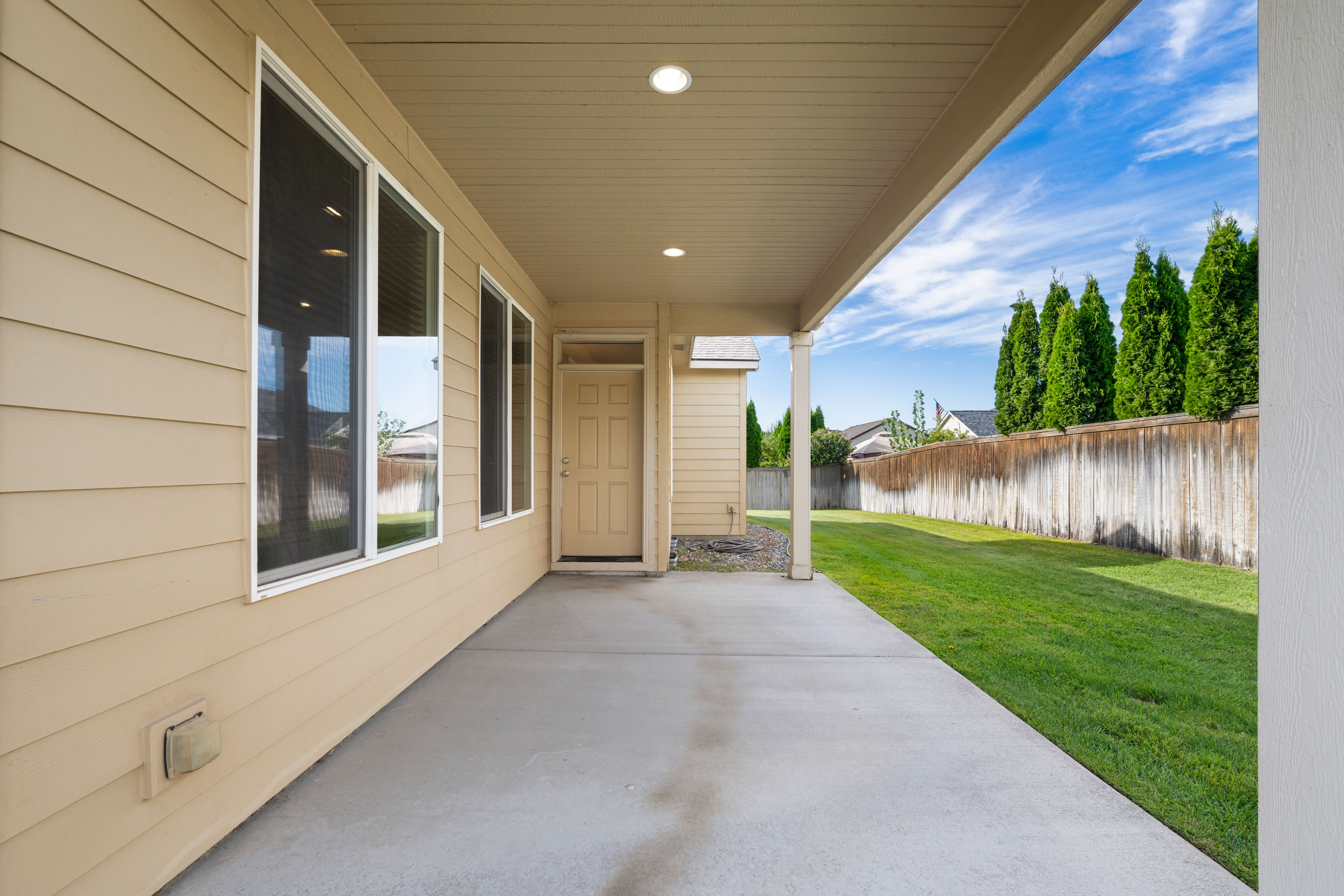  Welcome to this well-maintained 3-bedroom, 2-bath New Tradition resale - 物件實景