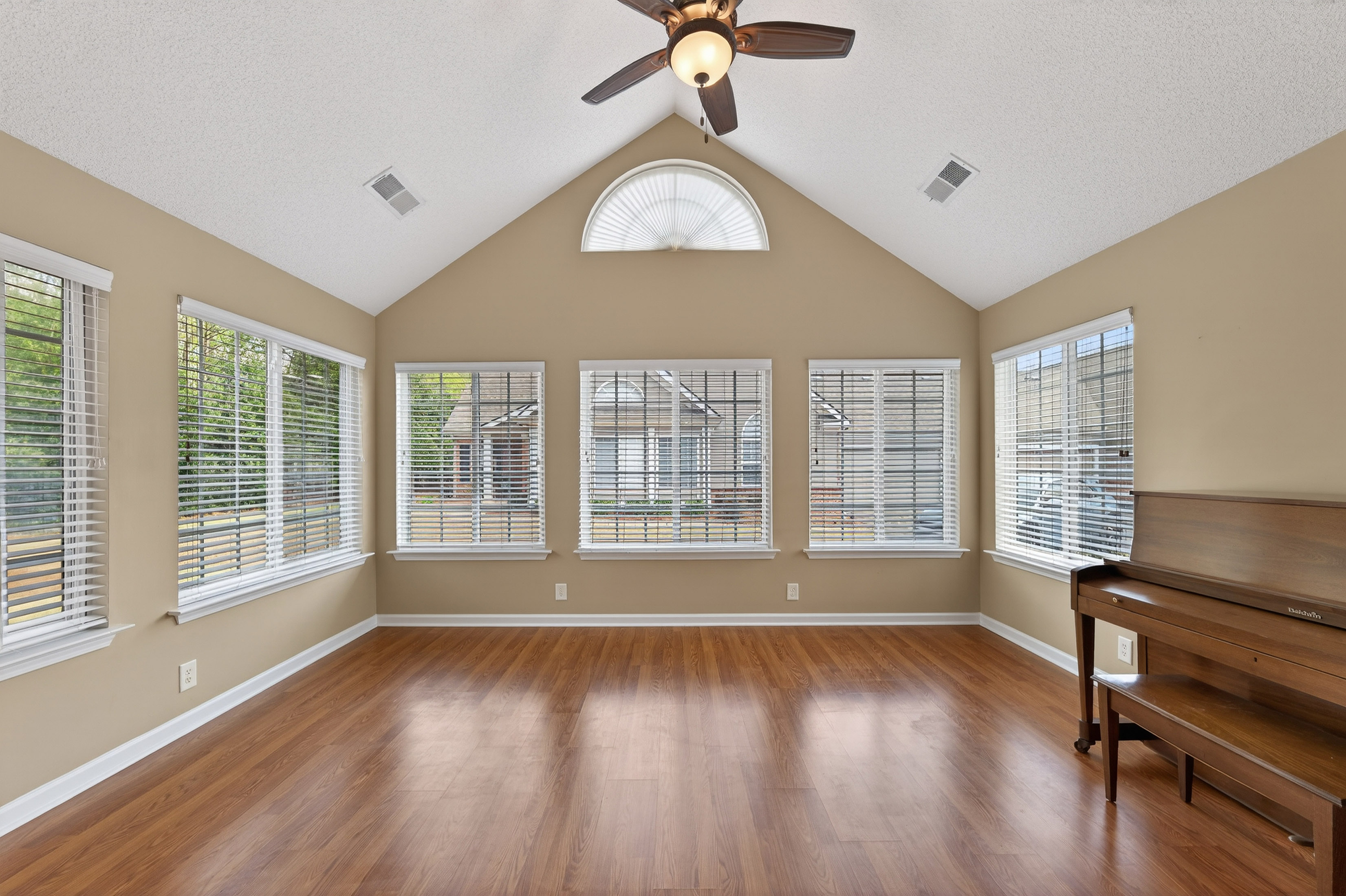  Welcome to this Virtually Maintenance-Free Ranch - 物件實景