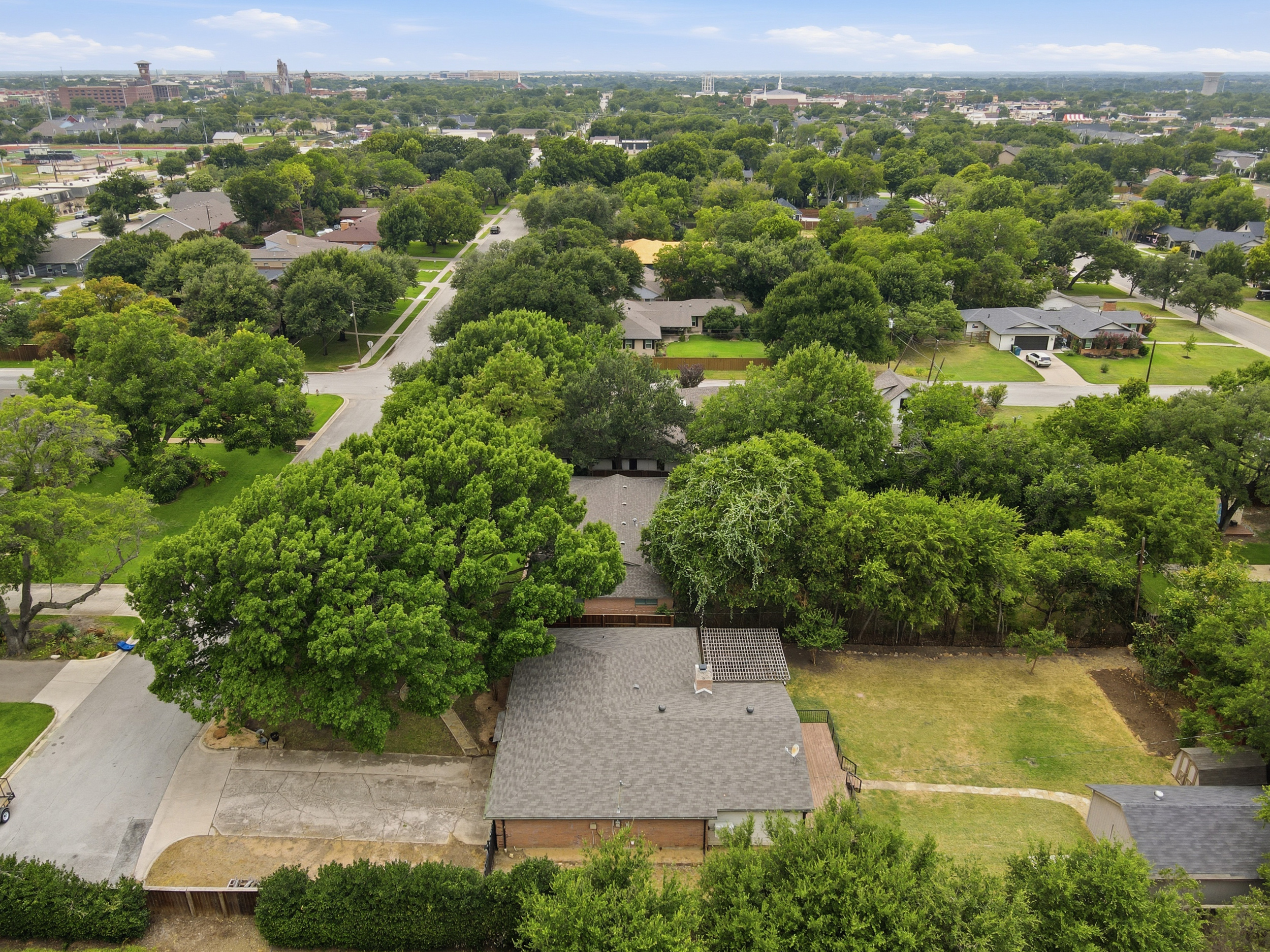  A Rare Opportunity to Live in Historic Downtown Grapevine - 物件實景