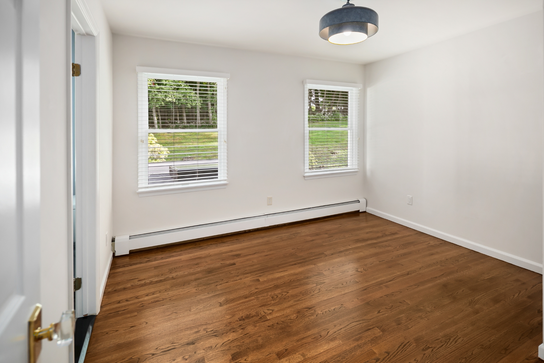  Updated Custom Colonial Home Brings Private Natural Setting Into Daily Life - 物件實景