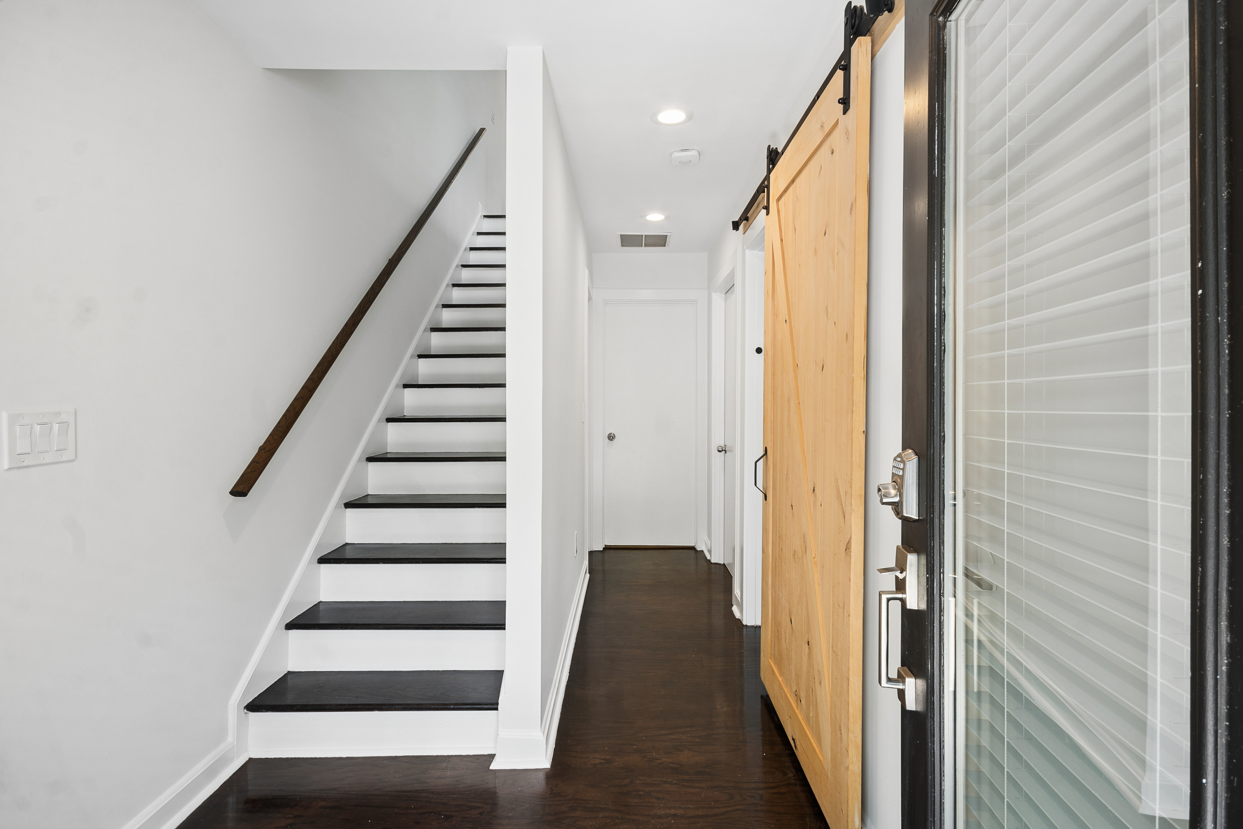  Updated, End-Unit Townhome in the Heart of Edgewood - 物件實景