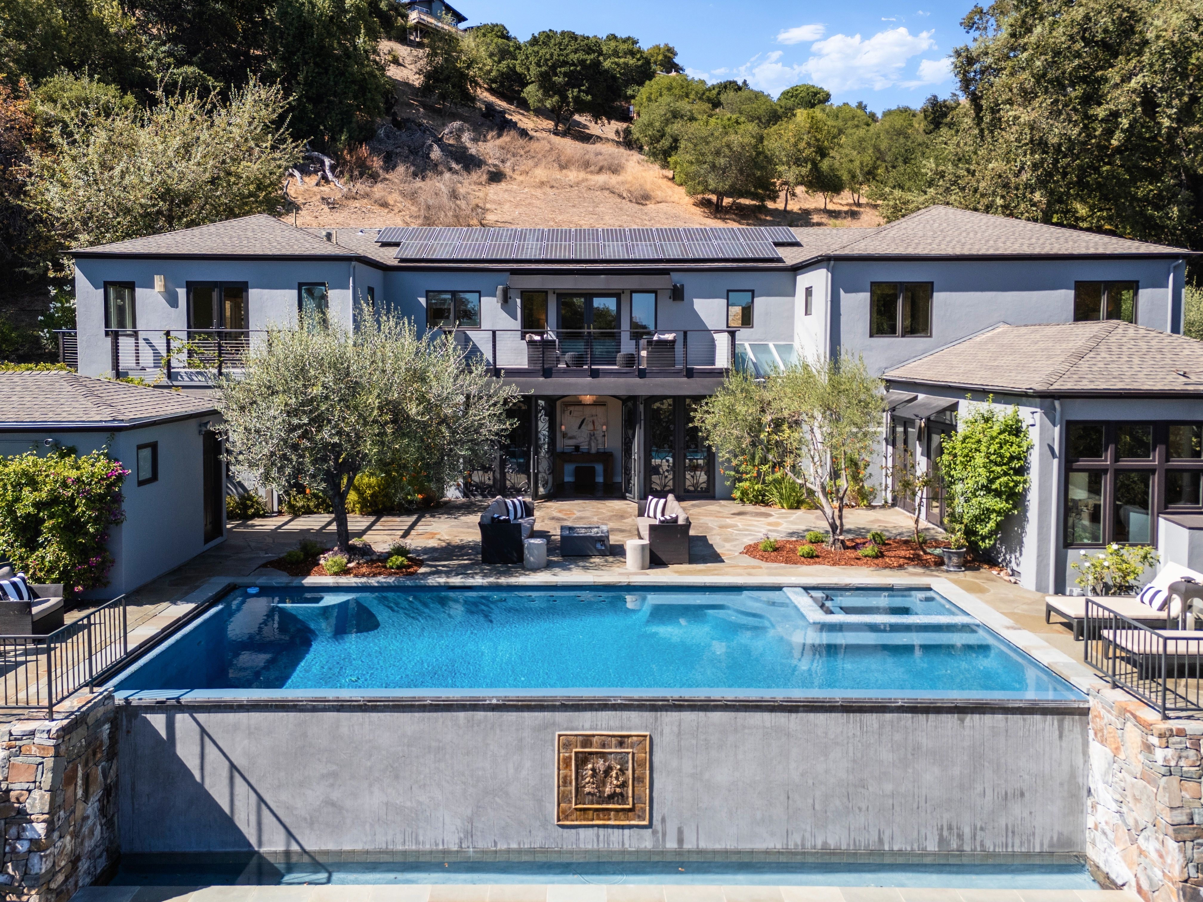  Resort Living in Sorich Park — Gated Mediterranean Estate With Pool and Views - 物件實景