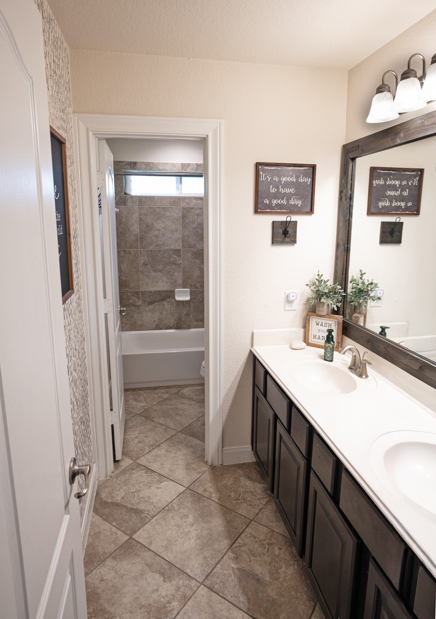 Angleton, Texas, 77515, United States, 4 Bedrooms Bedrooms, ,2 BathroomsBathrooms,Residential,For Sale,2049018