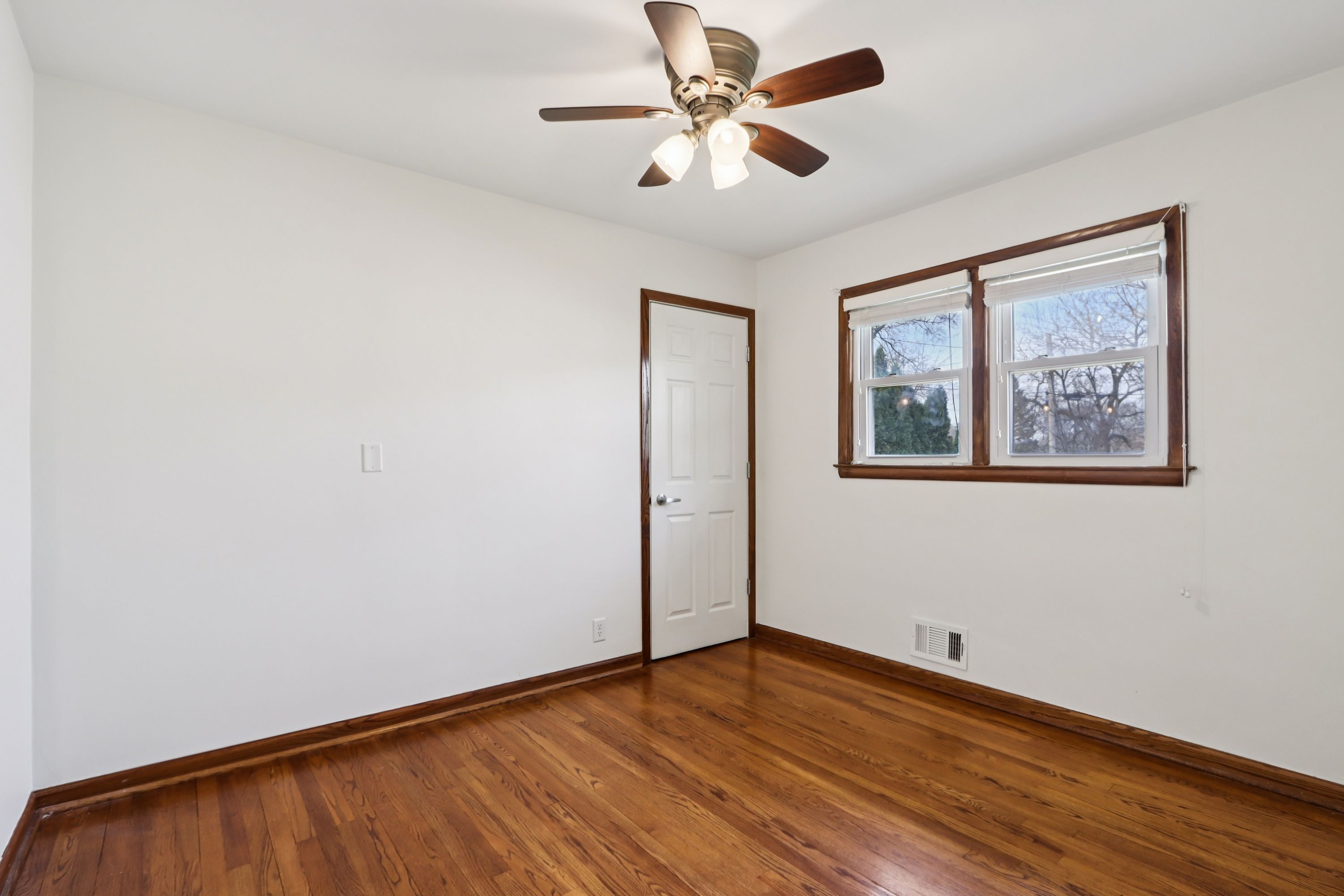  Classic Brick Ranch with an Incredible 3.5+ Car Garage - 物件實景