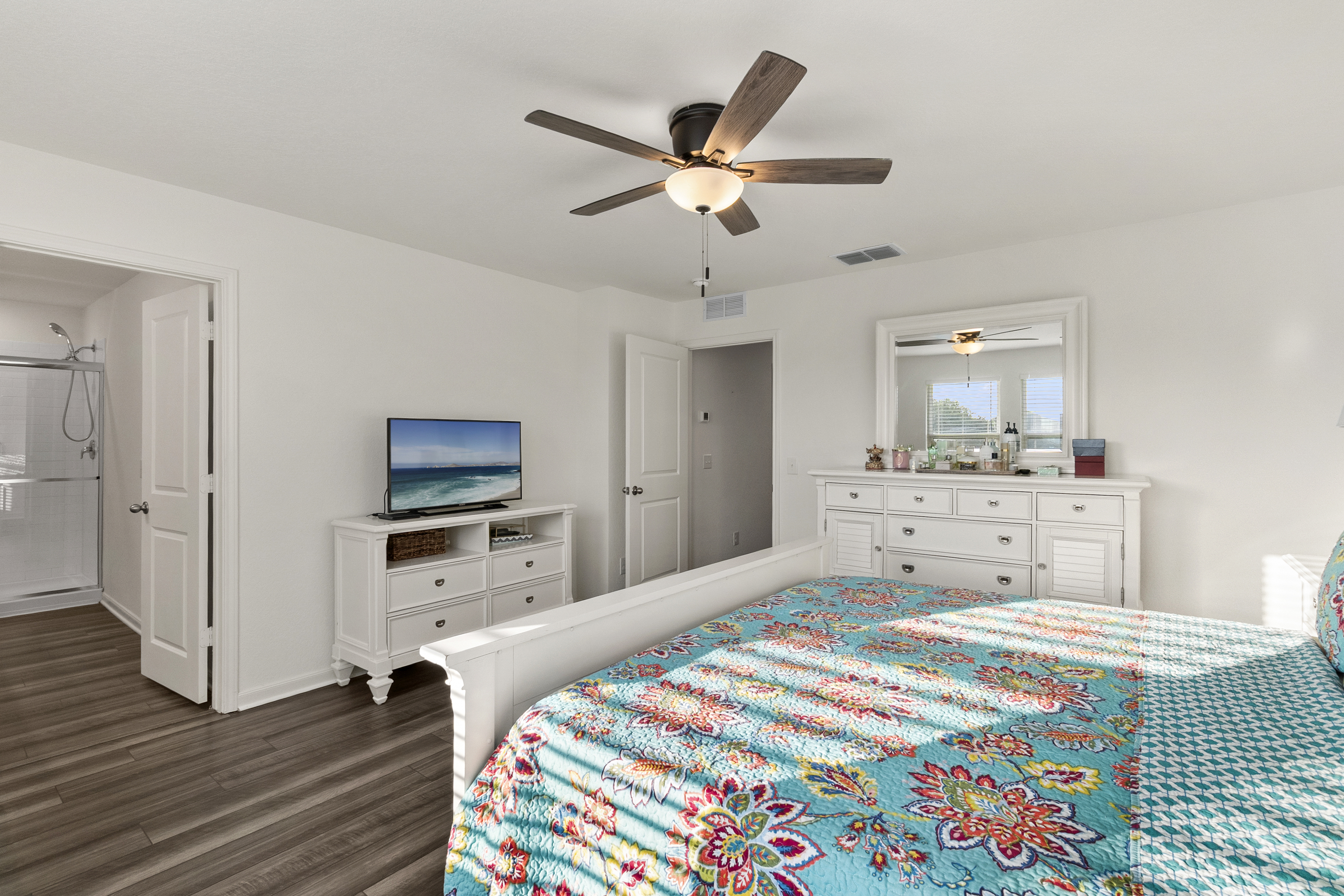  Spacious Living with Modern Upgrades - 物件實景