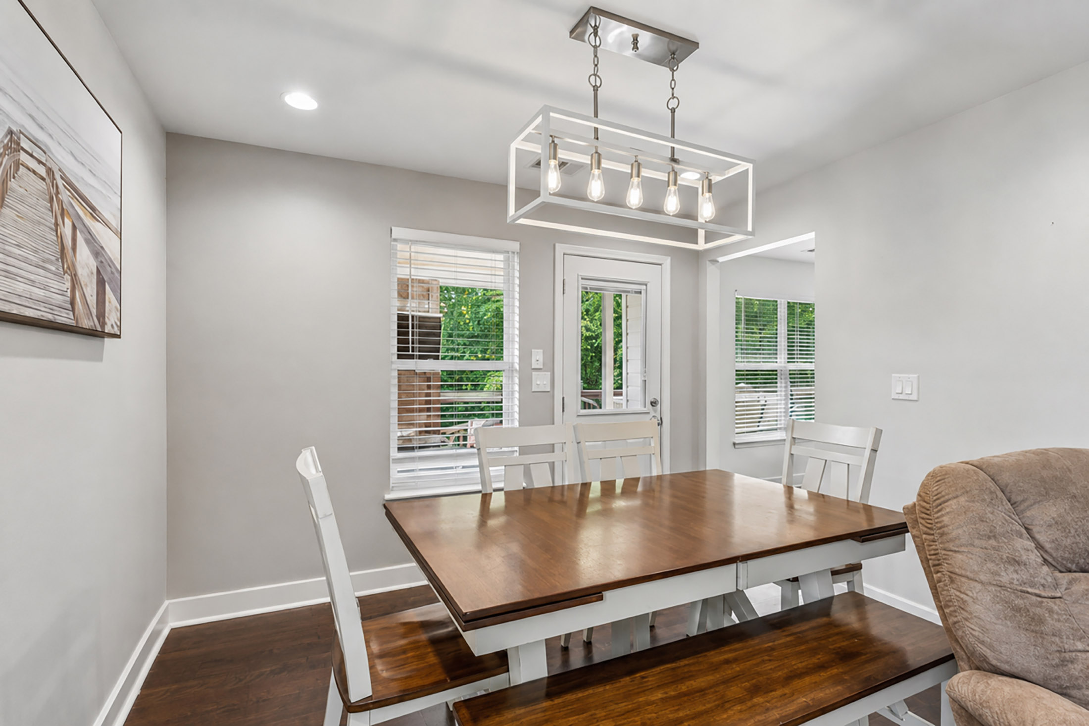  Beautifully Updated and Move-in Ready Four Bedroom Home - 物件實景