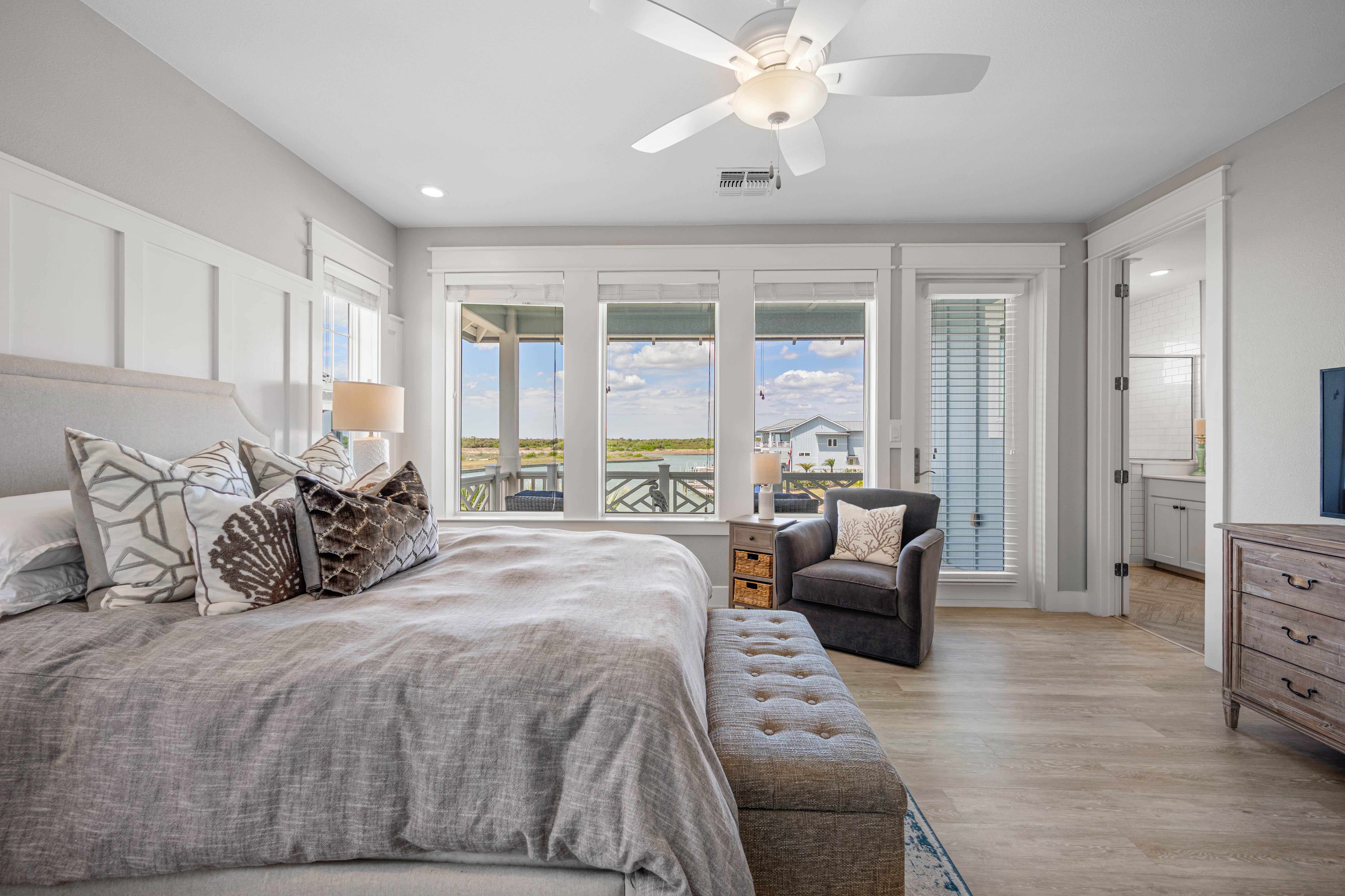  Relaxing 4BR Waterfront Condo - 物件實景