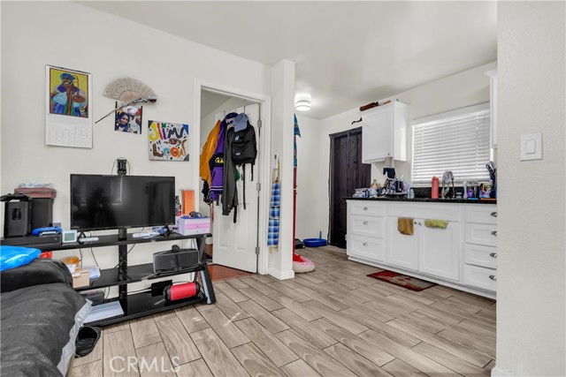 Los Angeles, California, 90003, United States, 4 Bedrooms Bedrooms, ,Residential,For Sale,1997740