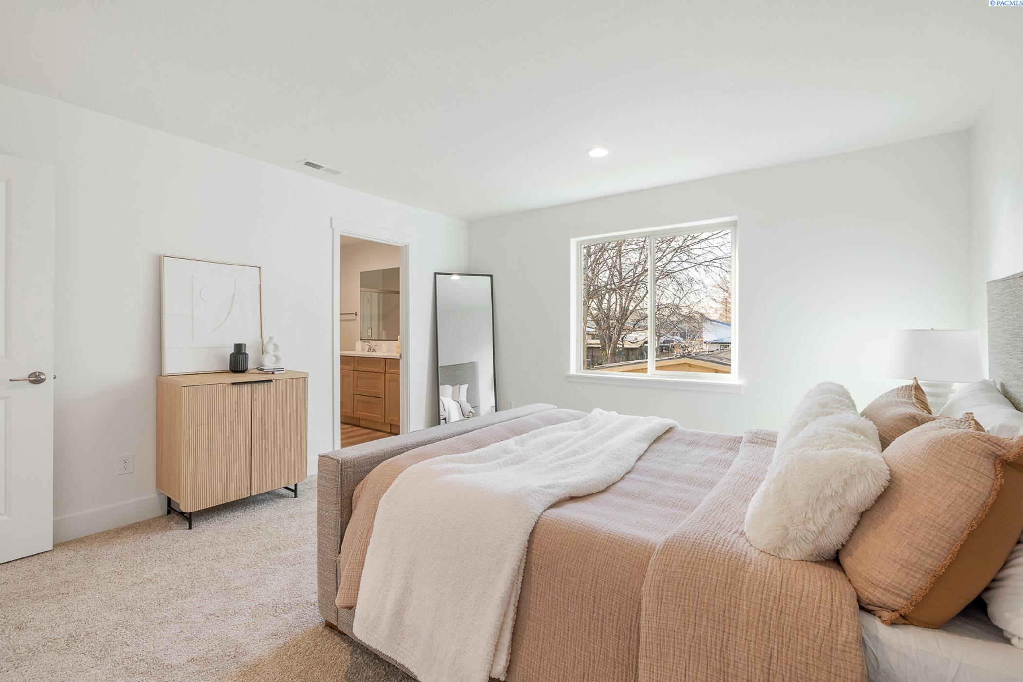 Kennewick, Washington, 99337, United States, 7 Bedrooms Bedrooms, ,Residential,For Sale,1949661