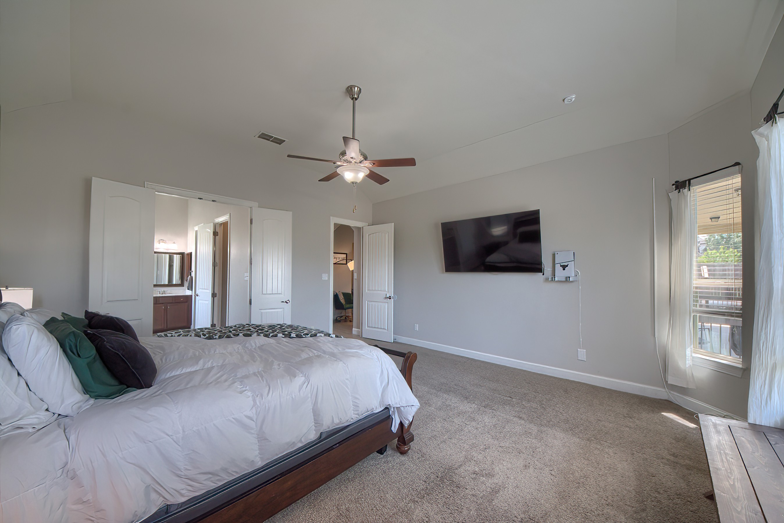  Four Bedrooms + Bonus Room in Prime Location - 物件實景