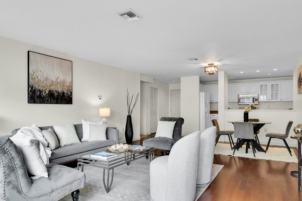 Newton, Massachusetts, 02464, United States, 2 Bedrooms Bedrooms, ,2 BathroomsBathrooms,Residential,For Sale,1947082