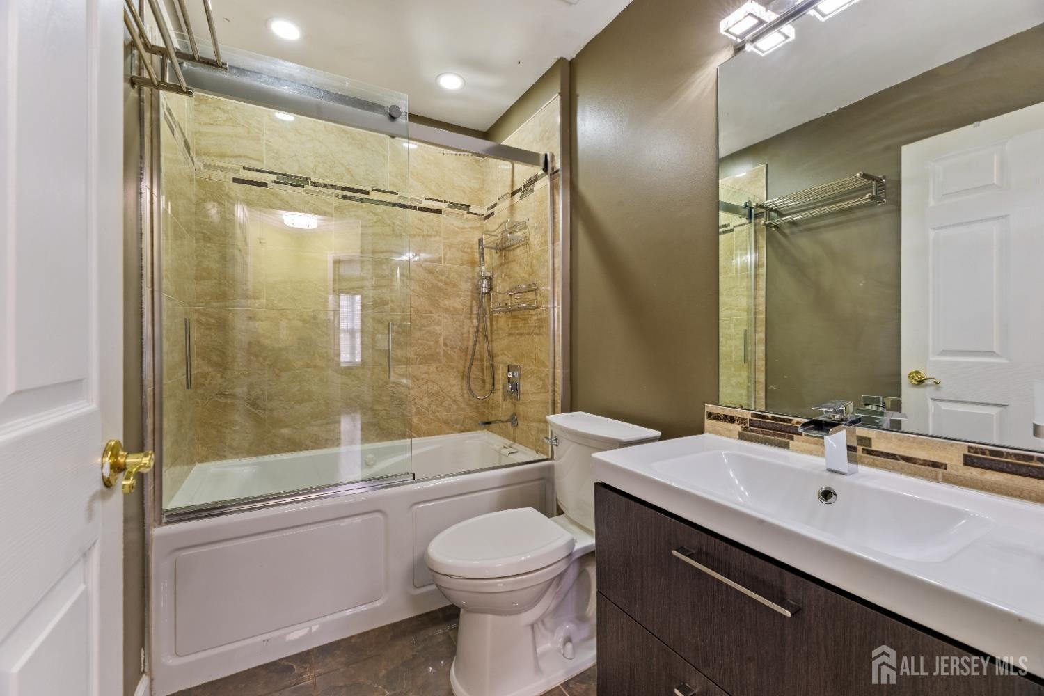 Edison, New Jersey, 08820, United States, 3 Bedrooms Bedrooms, ,3 BathroomsBathrooms,Residential,For Sale,2005666