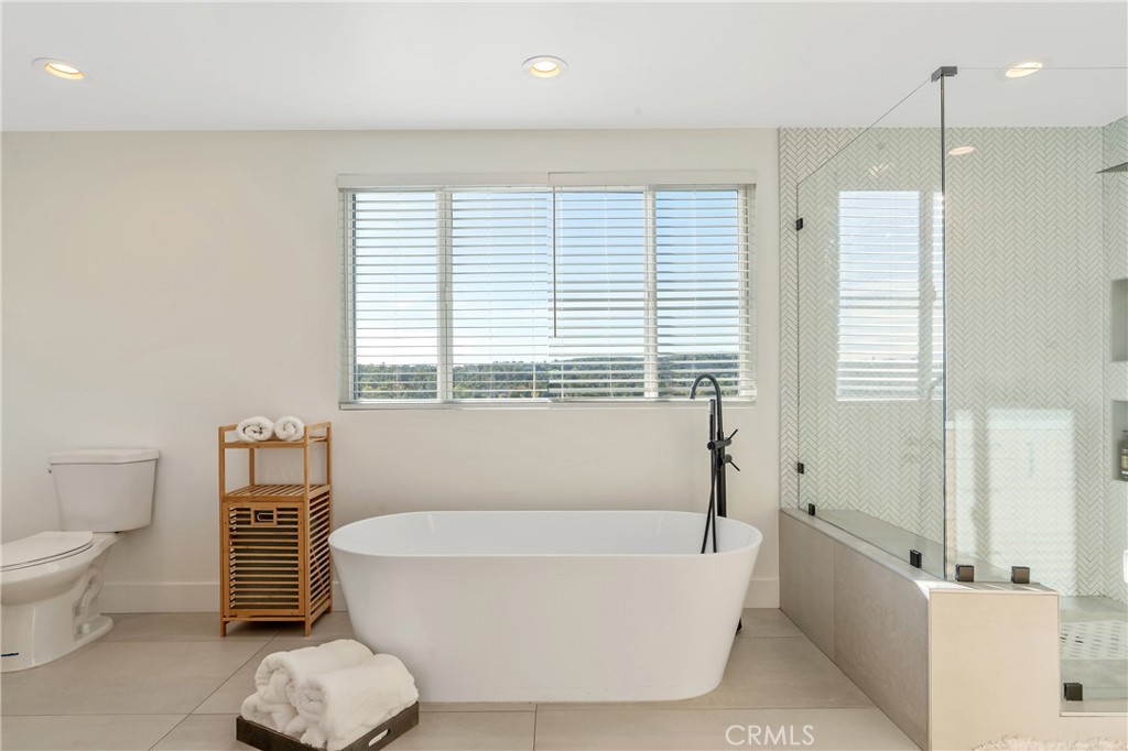 Woodland Hills, California, 91367, United States, 5 Bedrooms Bedrooms, ,4 BathroomsBathrooms,Residential,For Sale,2003511