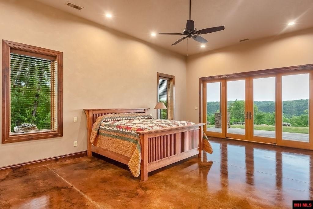 Cotter, Arkansas, 72626, United States, 4 Bedrooms Bedrooms, ,5 BathroomsBathrooms,Residential,For Sale,1976163