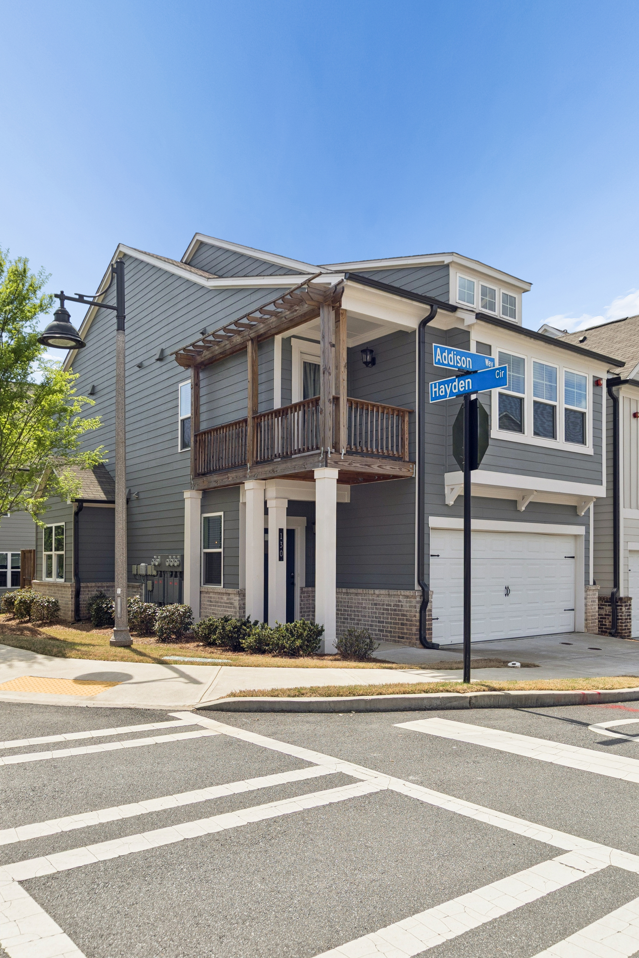  End-Unit, Craftsman Townhome with Custom Upgrades - 物件實景